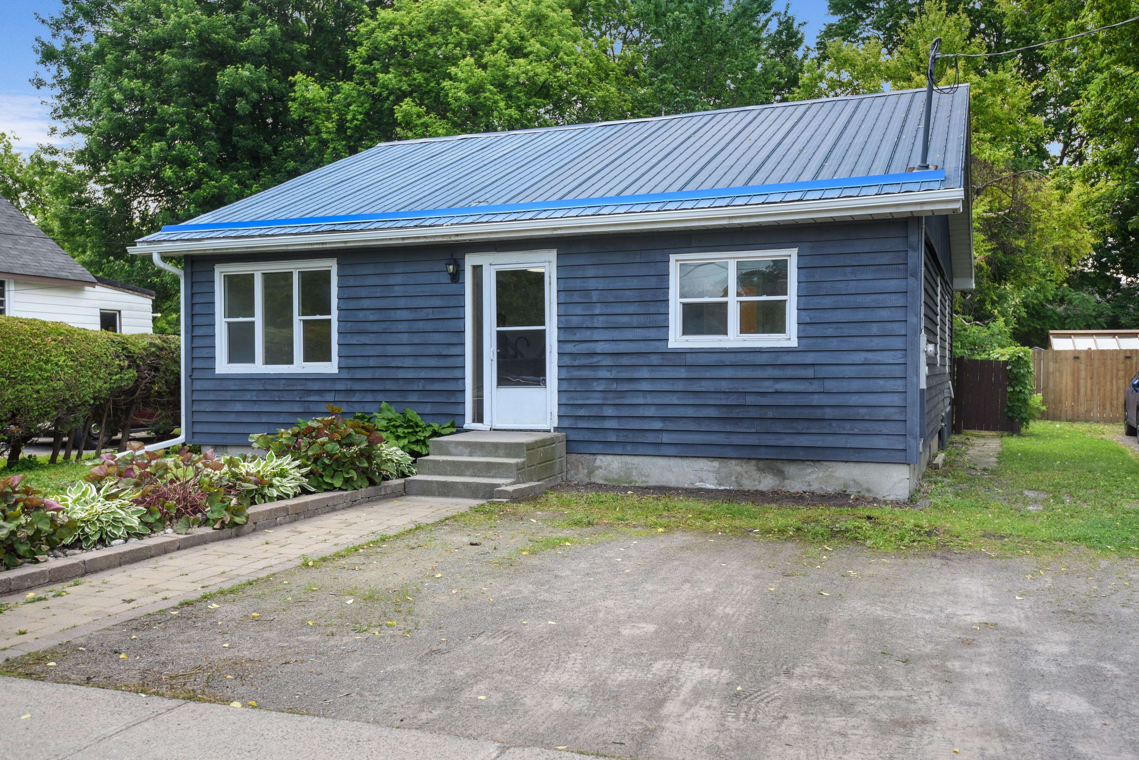 Brockville, ON K6V 1T9,11 Broadway AVE