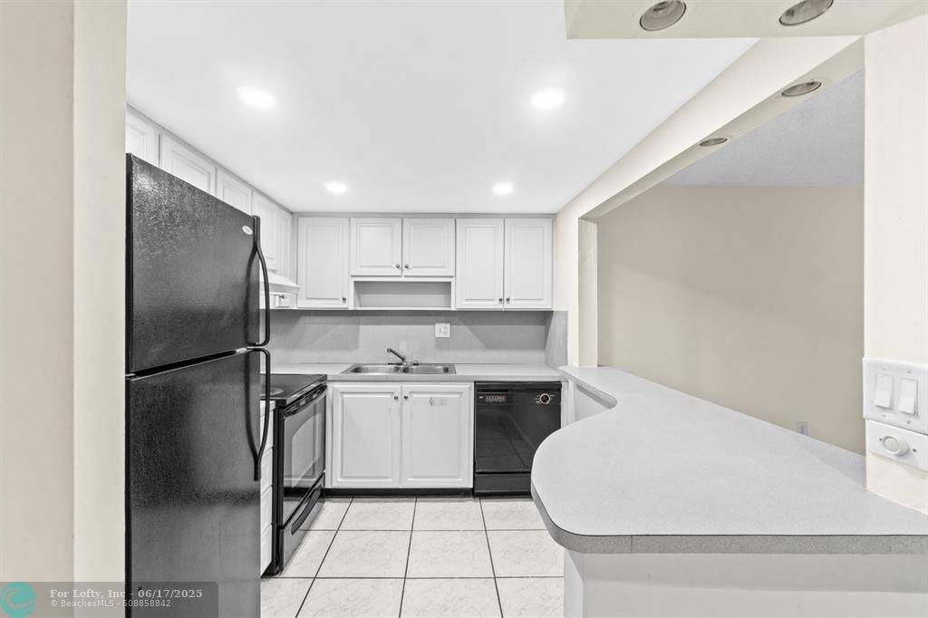 Pompano Beach, FL 33060,253 S Cypress Road  #242