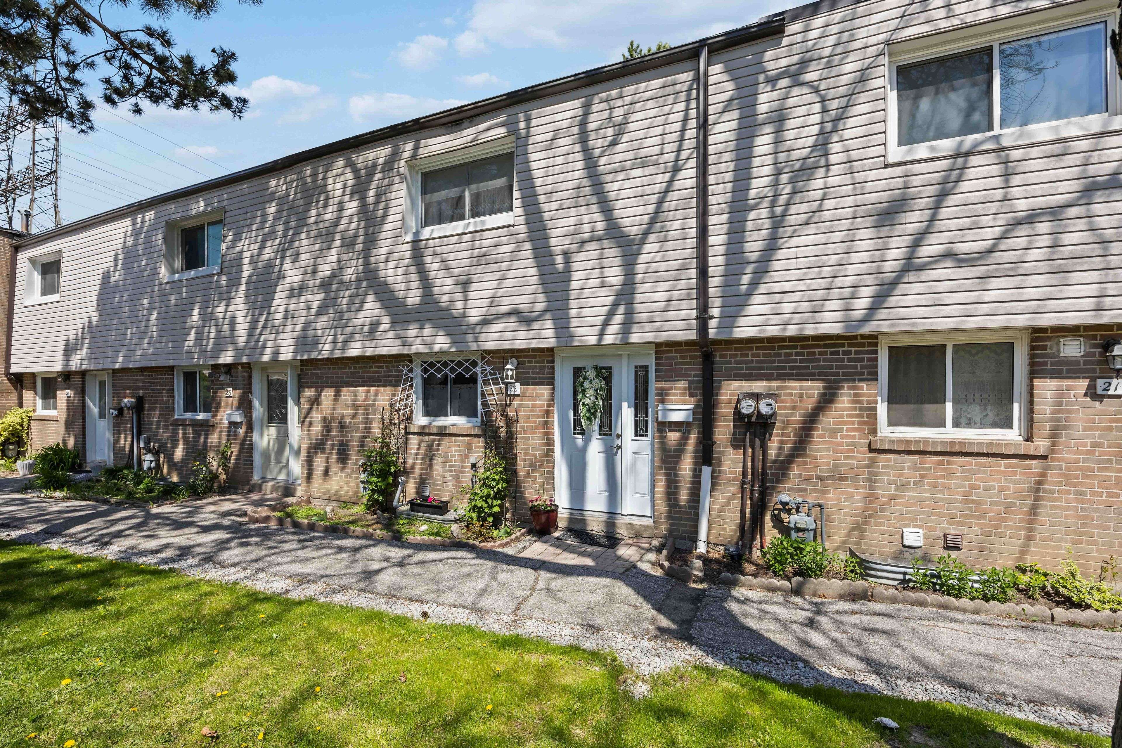 Toronto W10, ON M9V 3K7,435 Silverstone DR #22