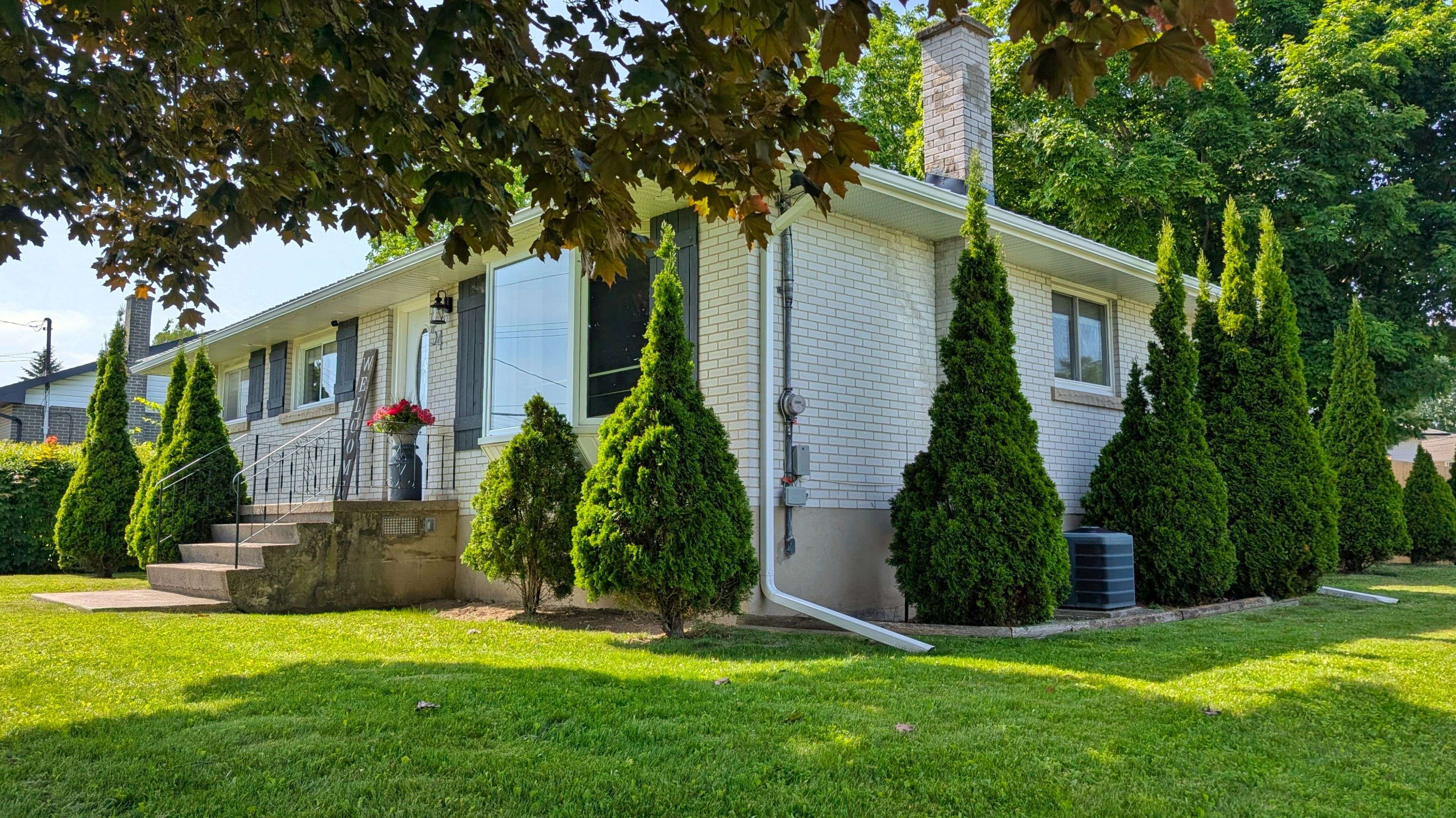 Loyalist, ON K7M 9K7,54 Amherst DR