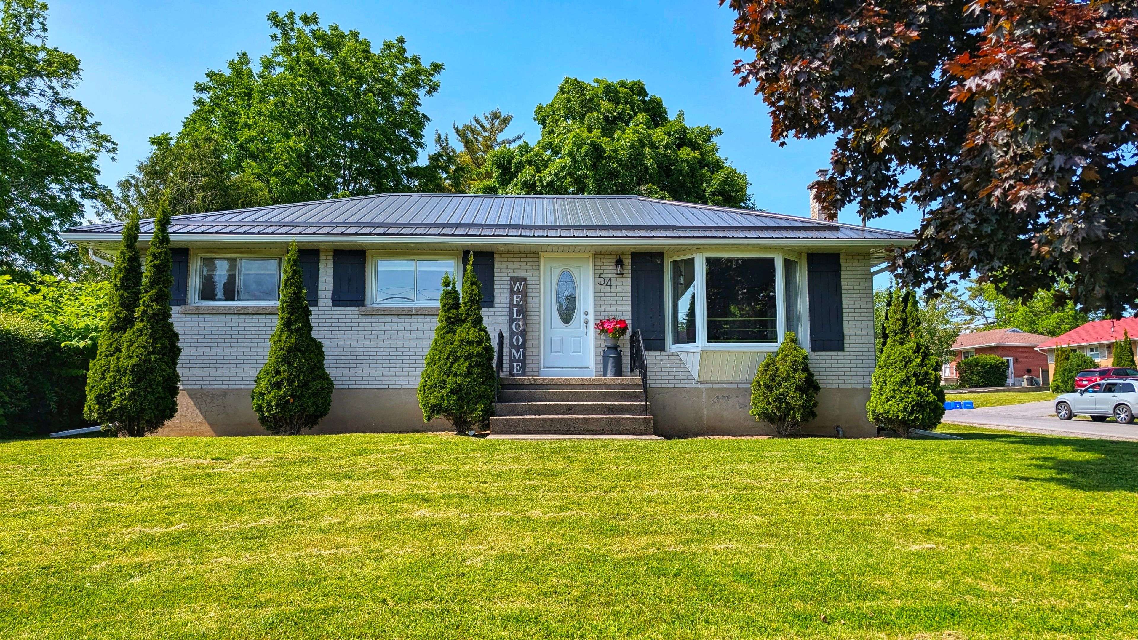 Loyalist, ON K7M 9K7,54 Amherst DR