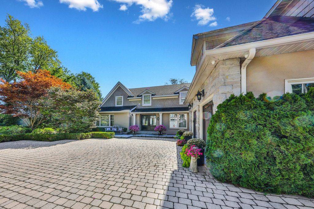 Oakville, ON L6J 3Z4,8 Chartwell RD