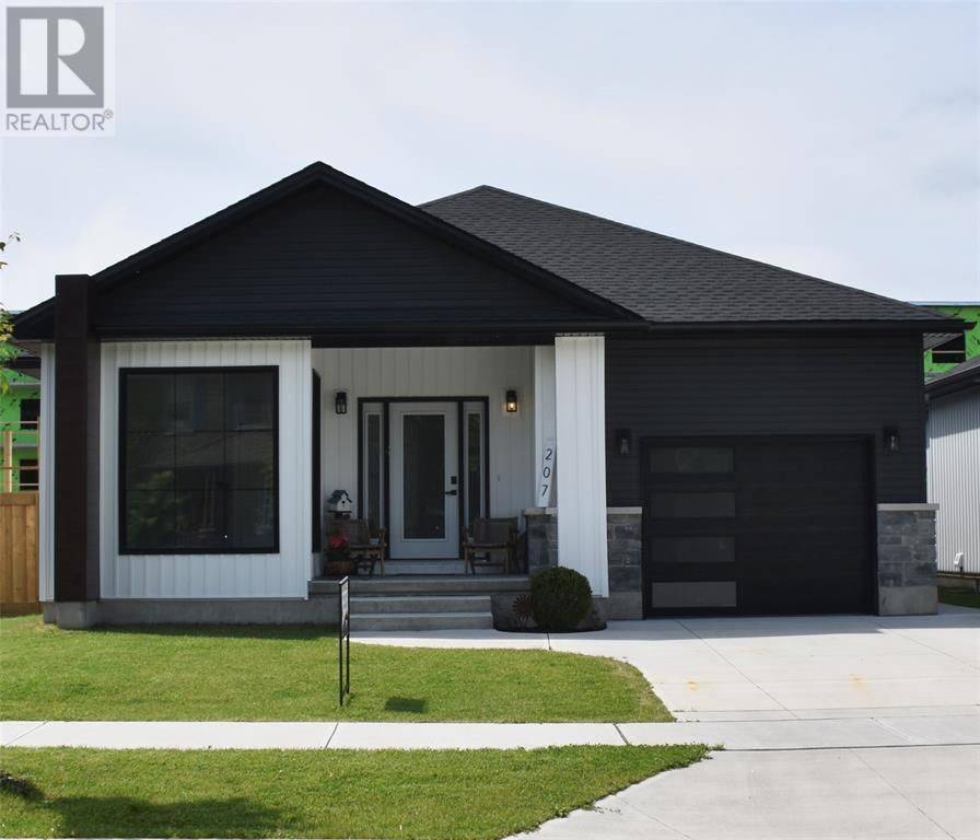 Sarnia, ON N7T 0C2,207 Essex ST