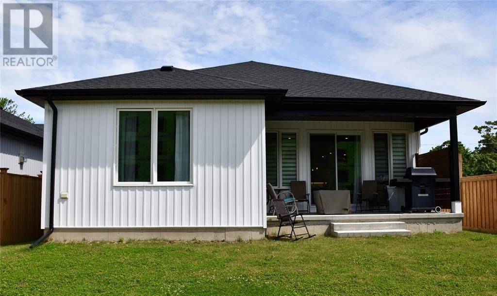 Sarnia, ON N7T 0C2,207 Essex ST