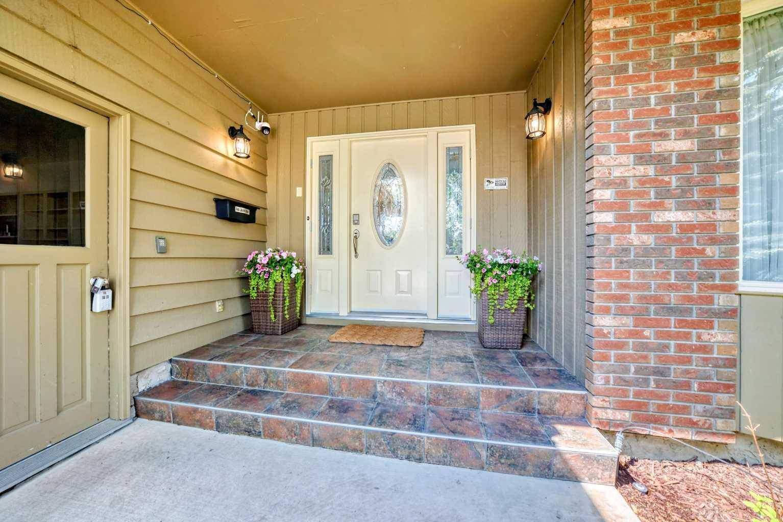 Calgary, AB T2V 4T7,435 Oakside CIR SW