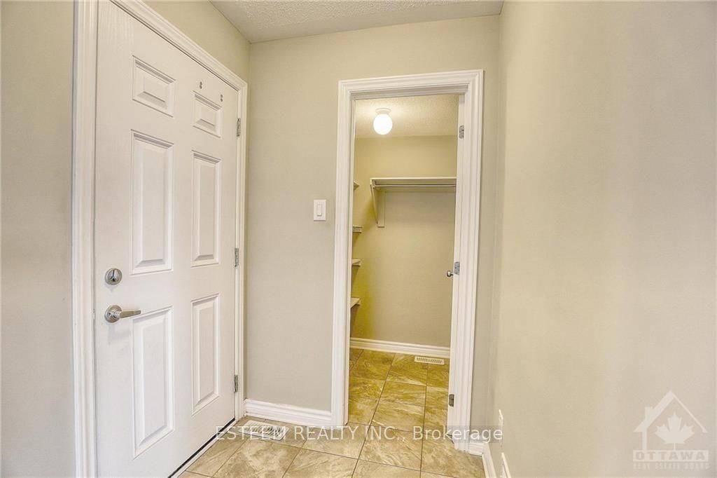 Barrhaven, ON K2J 6G8,66 KNOCKADERRY CRES