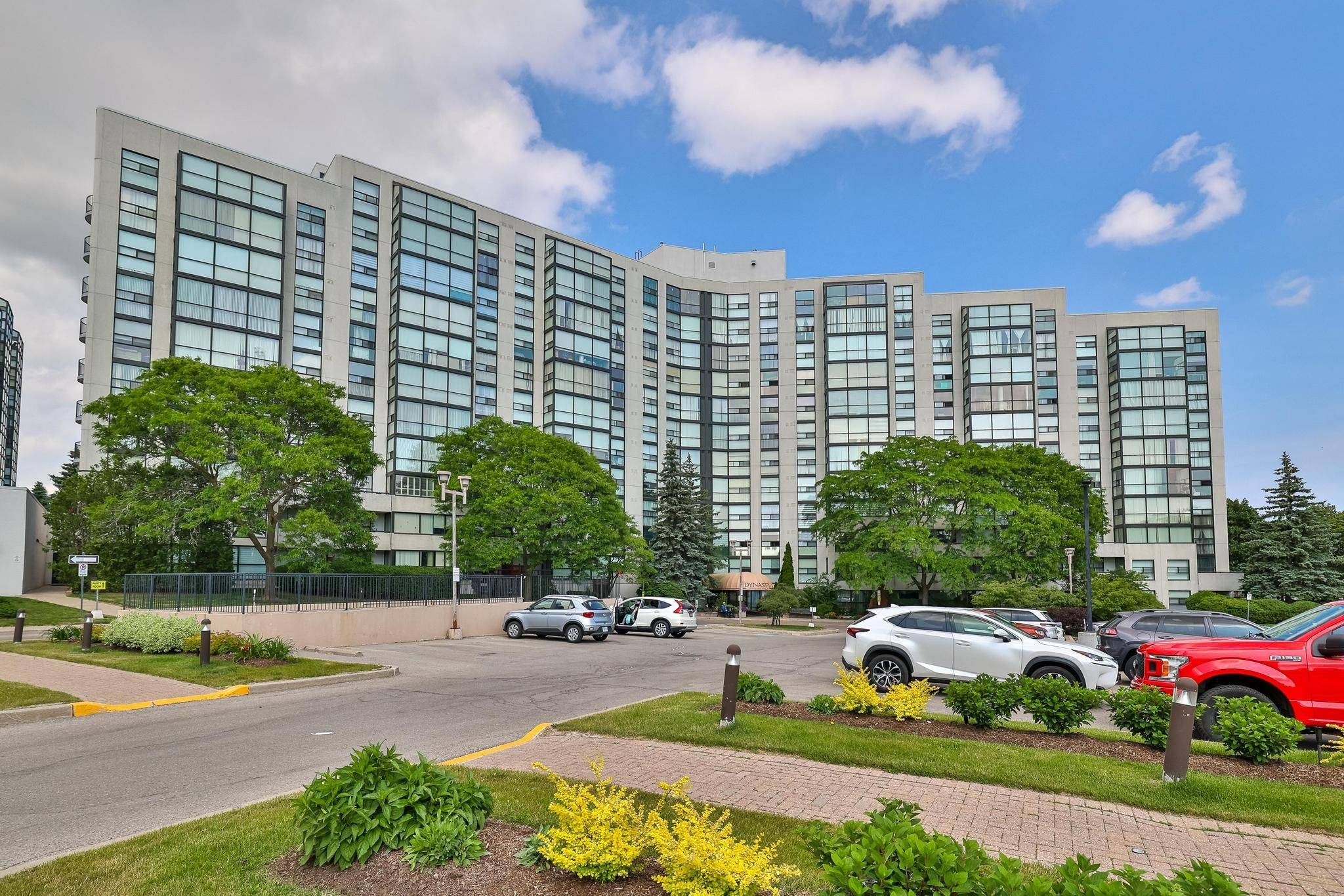 Richmond Hill, ON L4C 9M3,30 Harding BLVD W #802