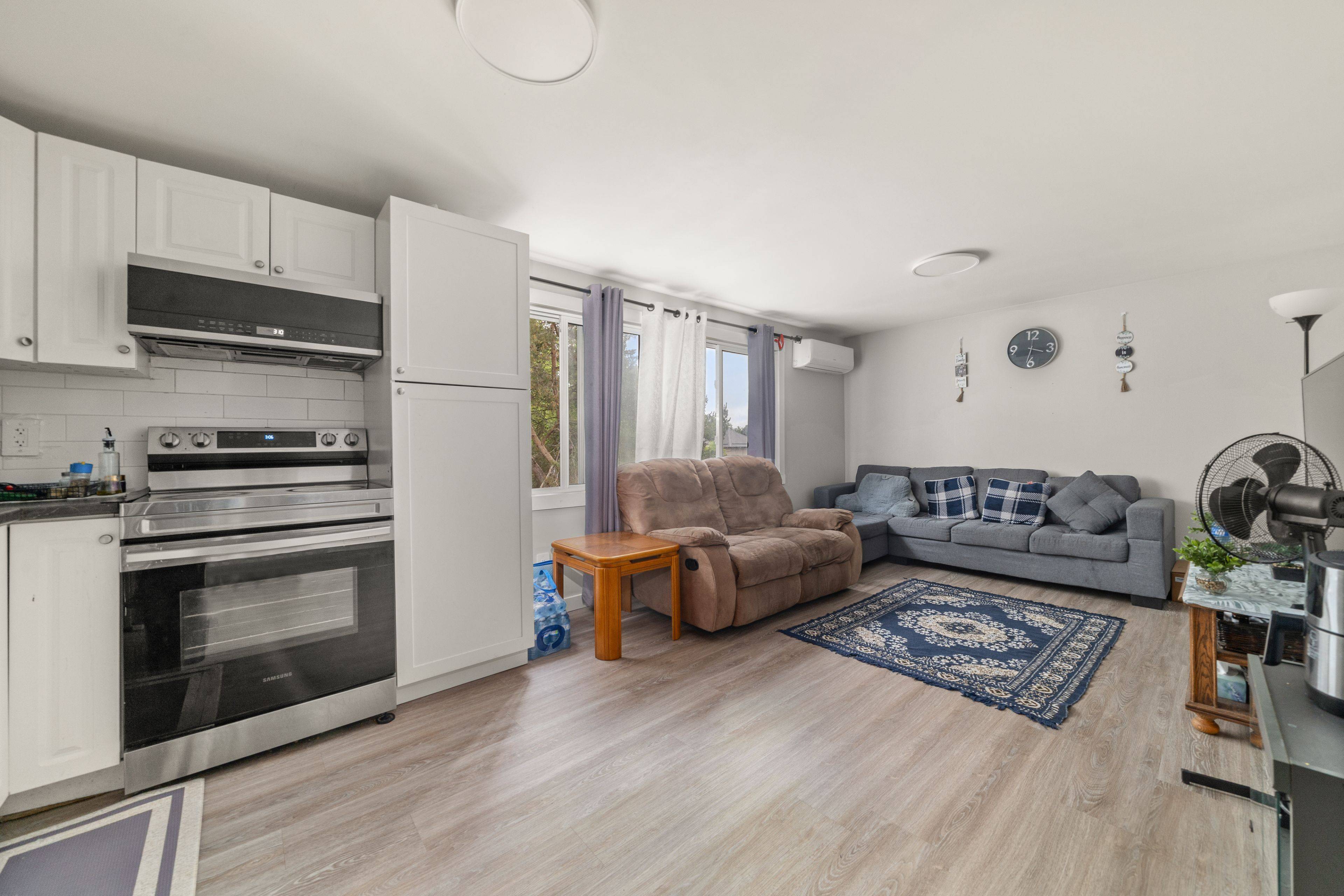 Belleville, ON K8P 2E8,89 College ST E