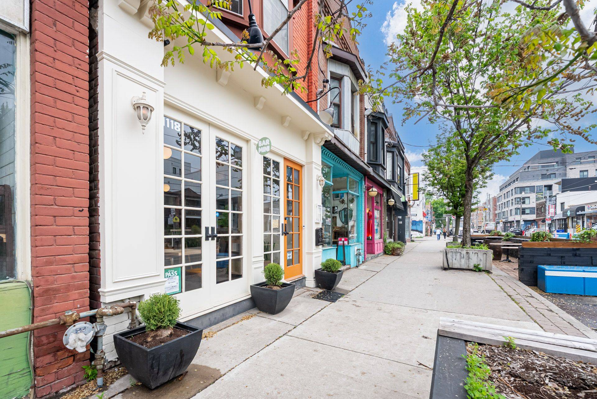 Toronto E01, ON M4M 1K8,1118 Queen ST E