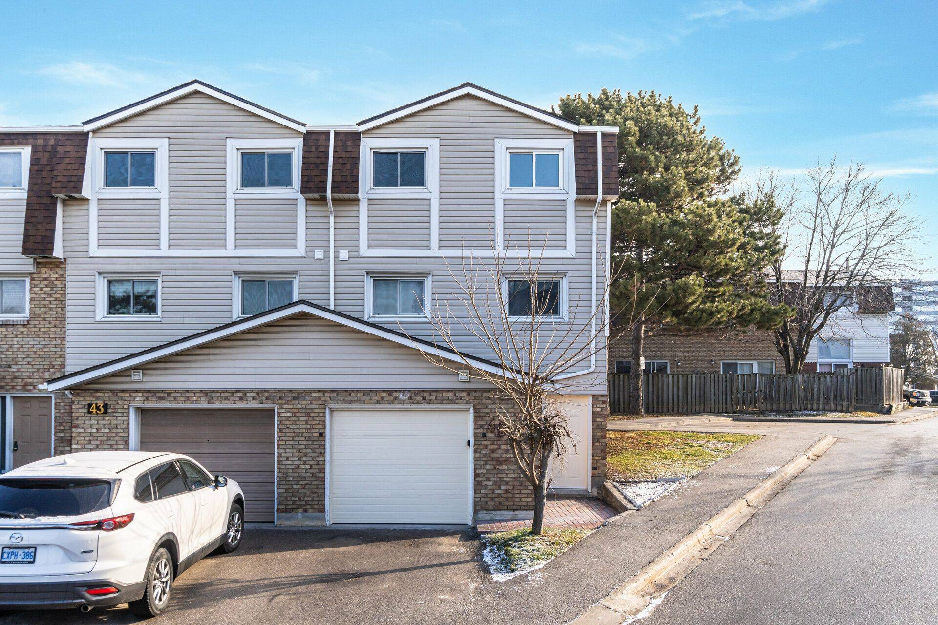 Hamilton, ON L8K 6L7,11 Harrisford ST #42