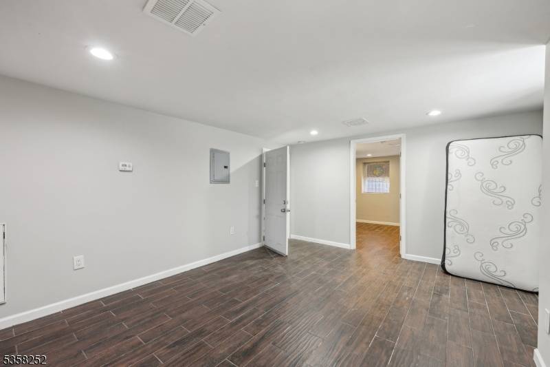 Newark City, NJ 07102,8 Elm St