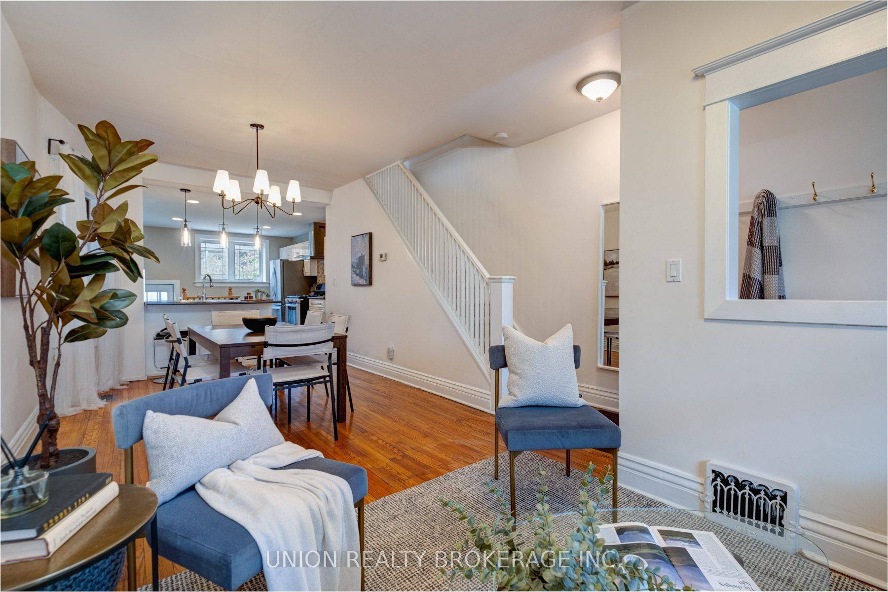 Toronto E02, ON M4E 3H6,146 Beech AVE
