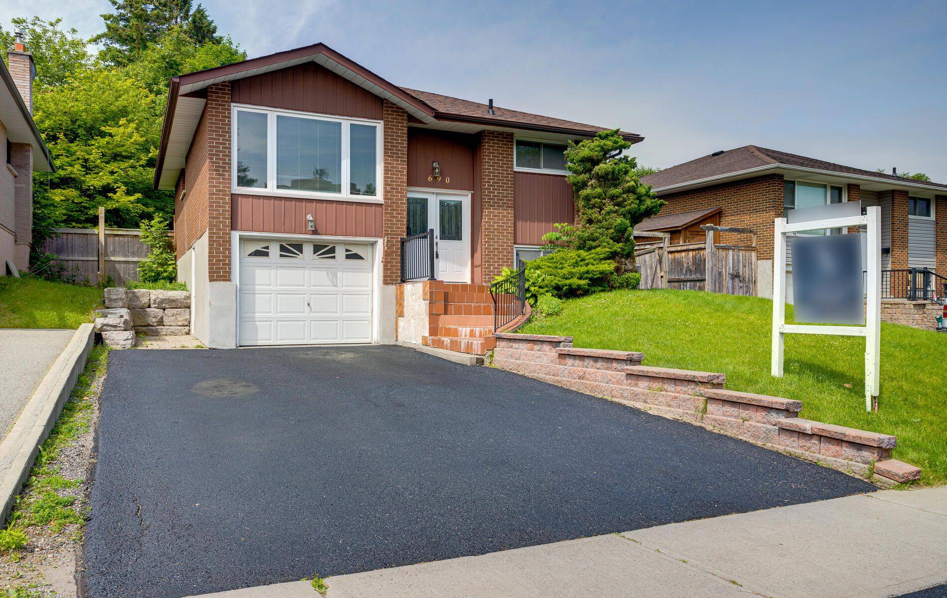 Oshawa, ON L1G 6A9,690 Central Park BLVD N