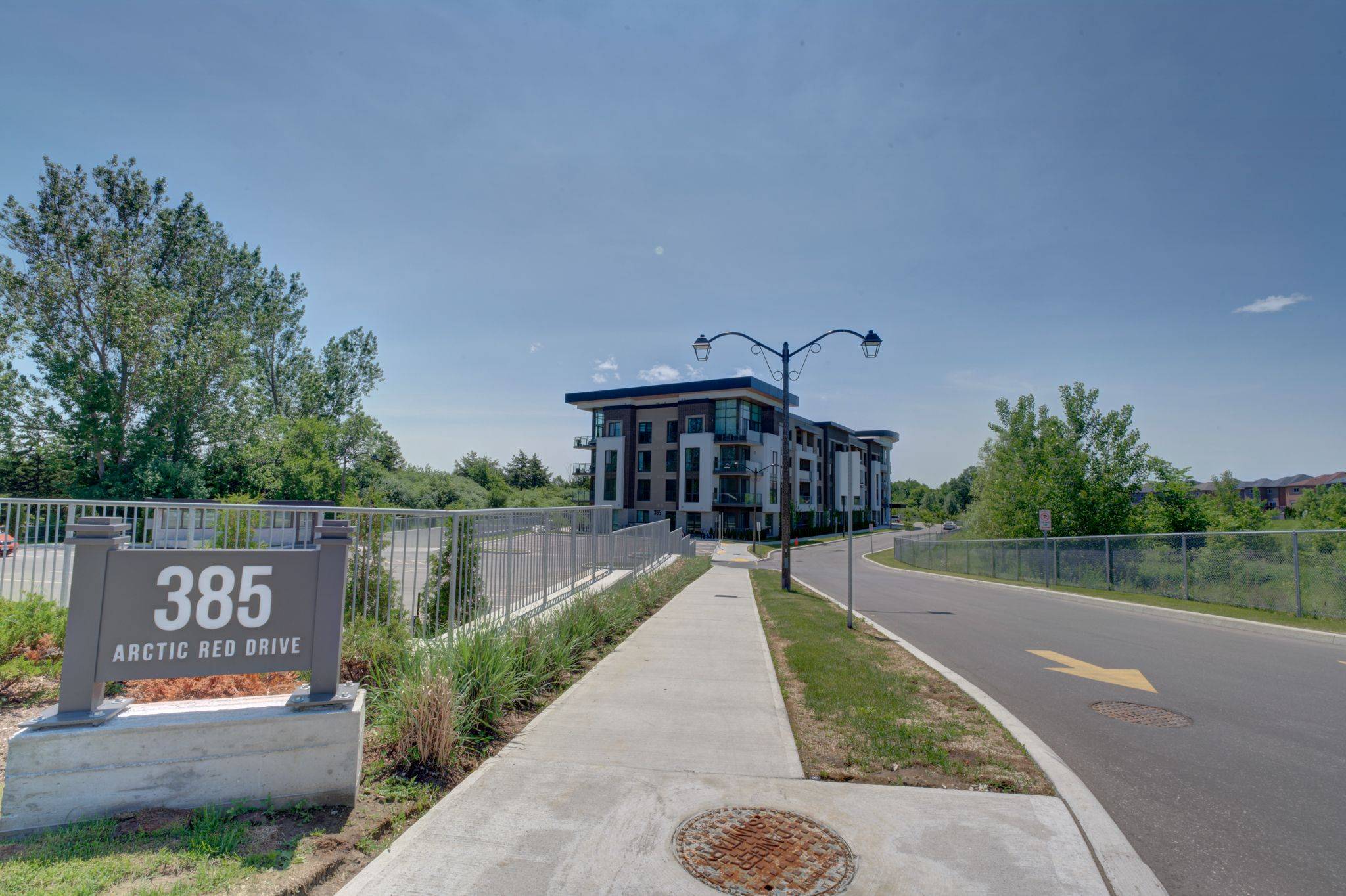 Oshawa, ON L1L 0W9,385 Arctic Red DR #327