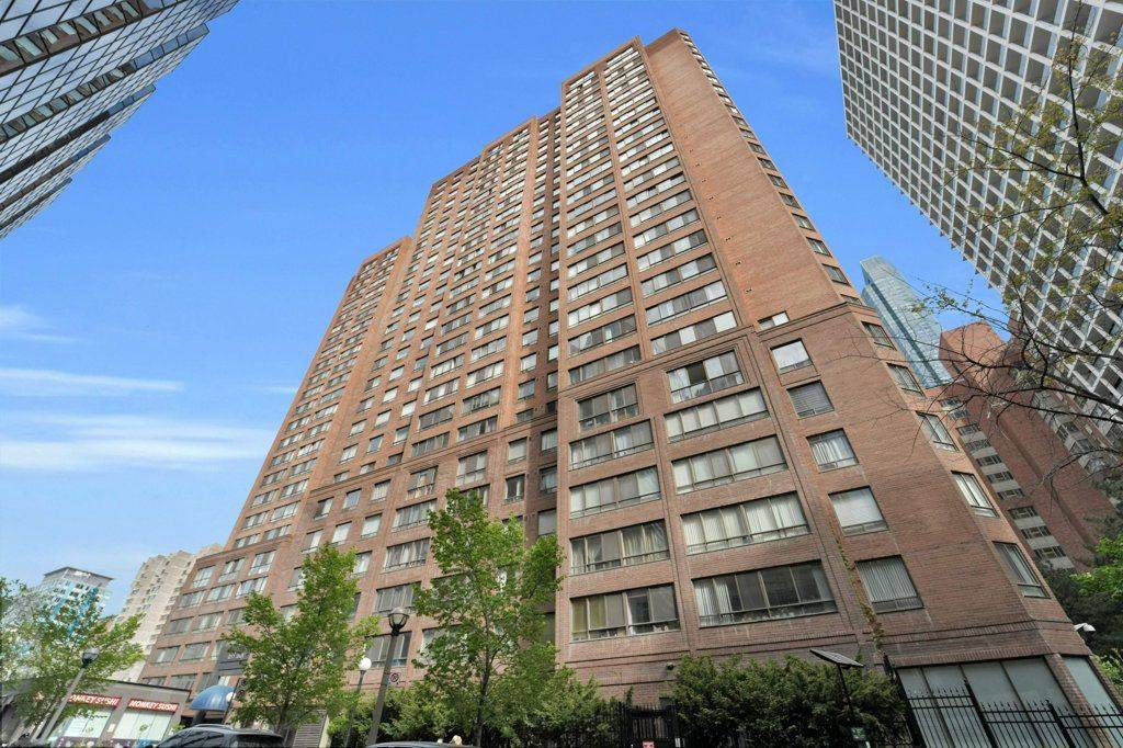 Toronto C01, ON M5G 2G4,633 Bay ST #2512