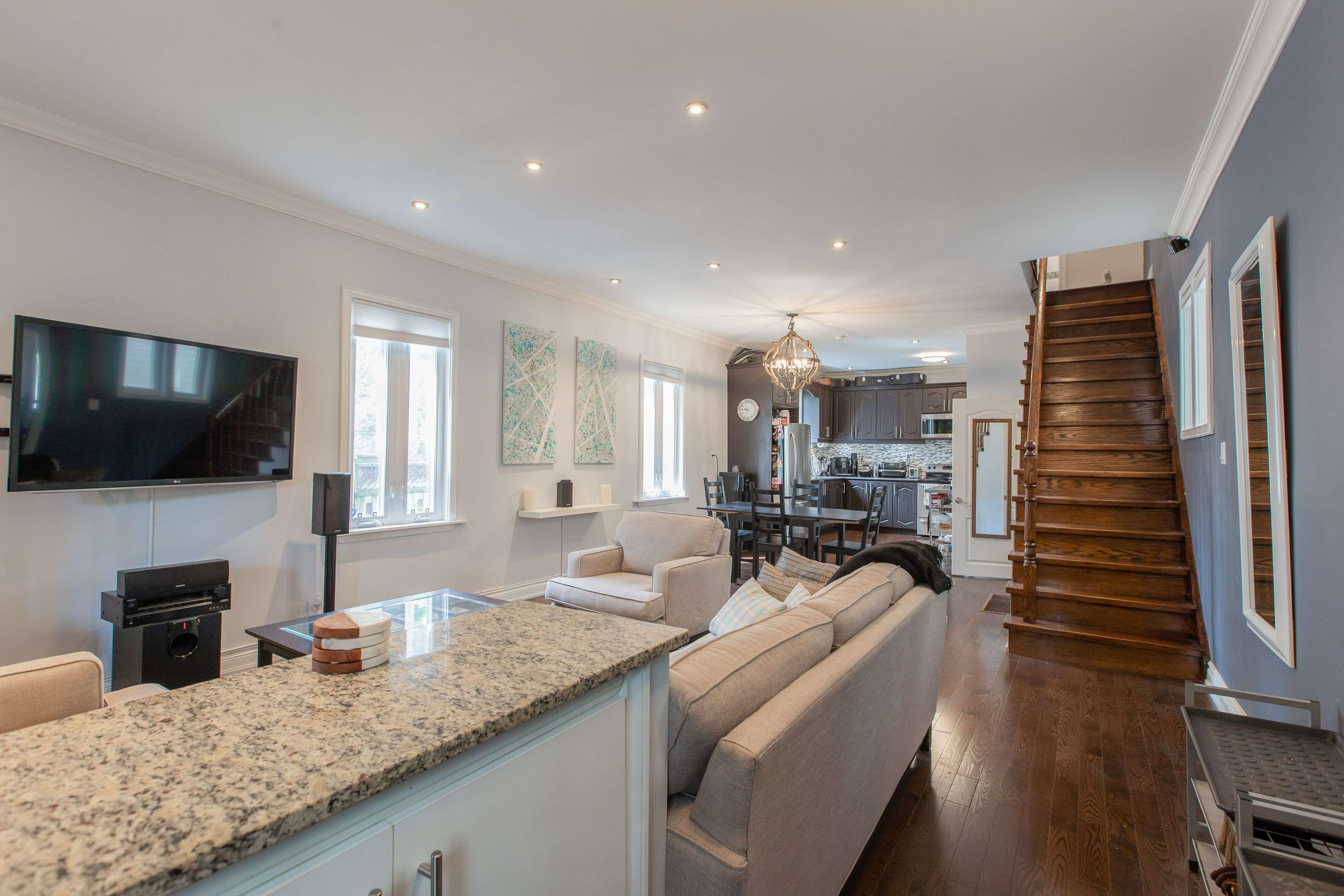 Toronto E01, ON M4M 3E4,398 Leslie ST
