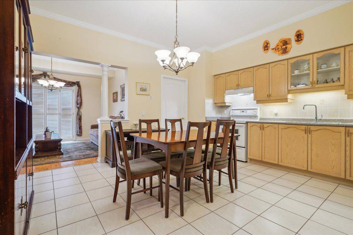 Vaughan, ON L4K 5N6,2502 Rutherford RD #520