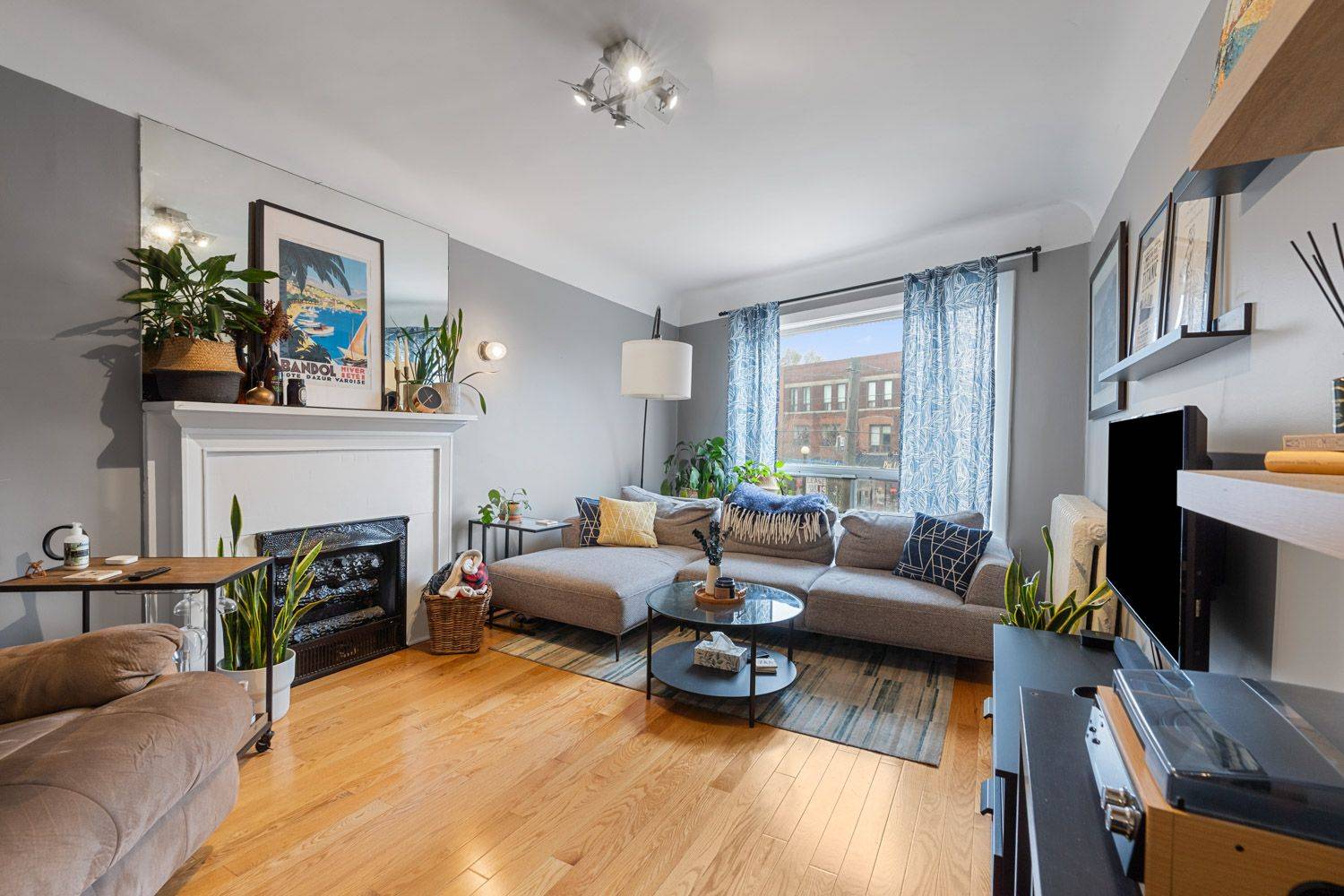 Toronto C01, ON M6G 1C1,682 College ST