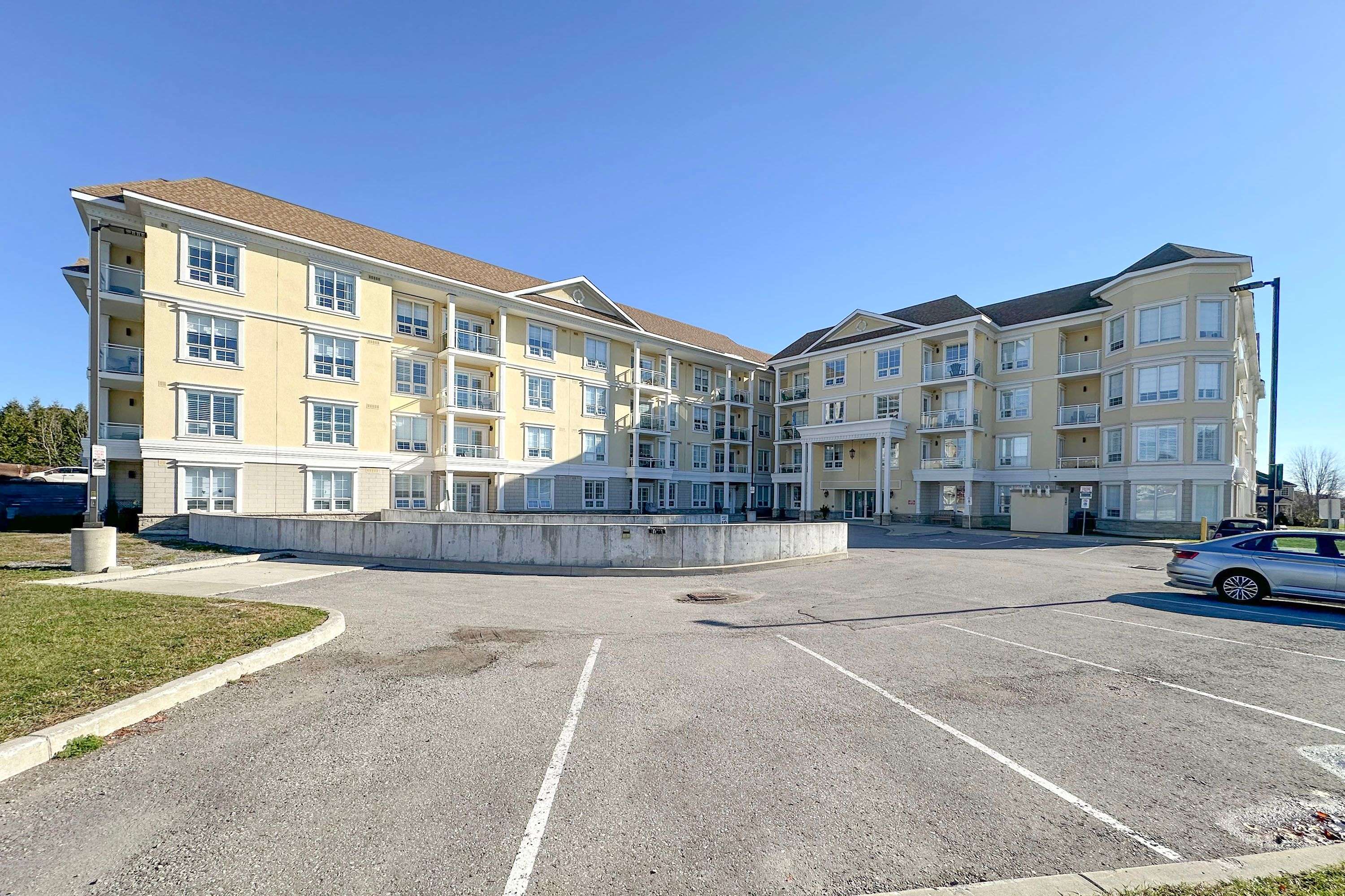Clarington, ON L1B 1N8,21 Brookhouse DR #405