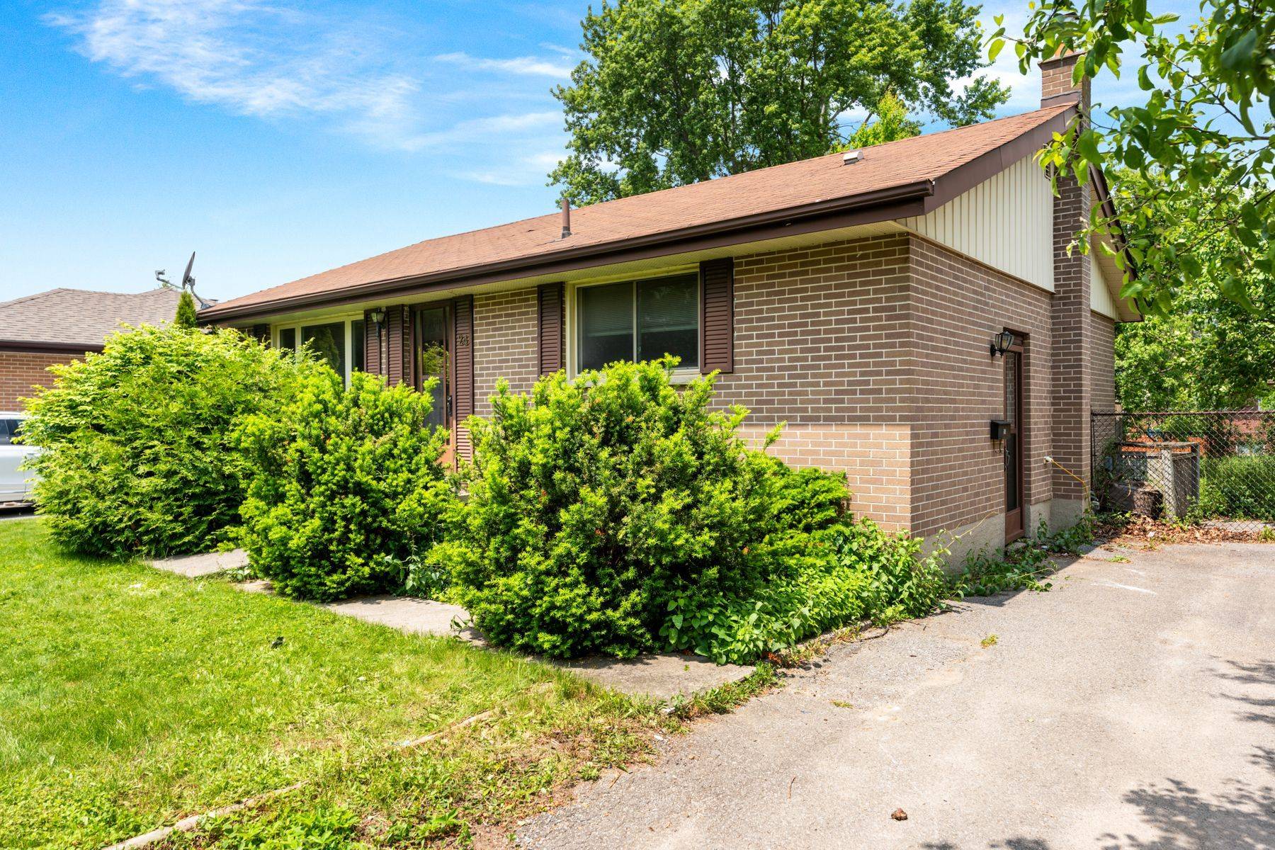 Kingston, ON K7M 2V8,24 Holland CRES