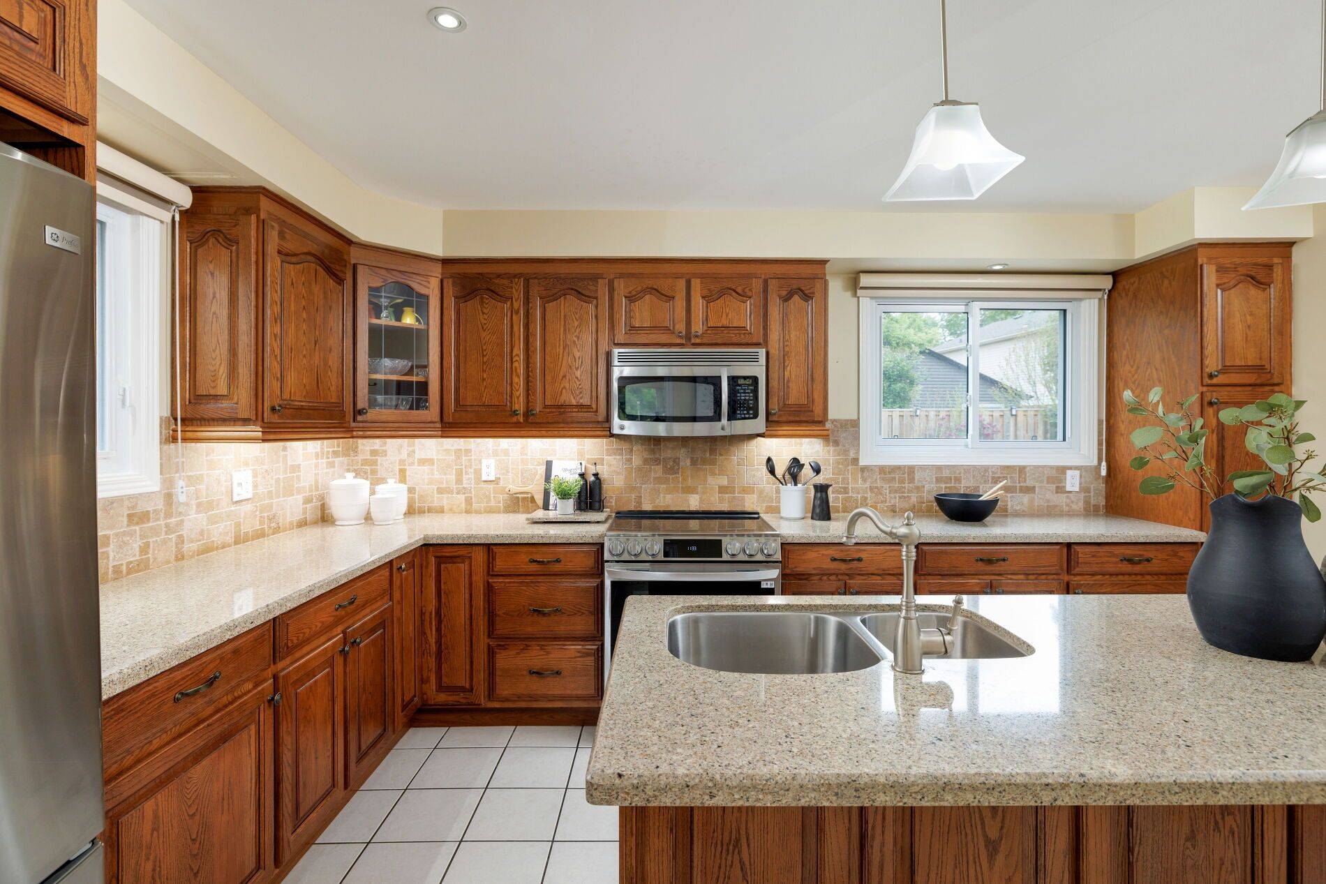Milton, ON L9T 4S3,521 Vanier DR