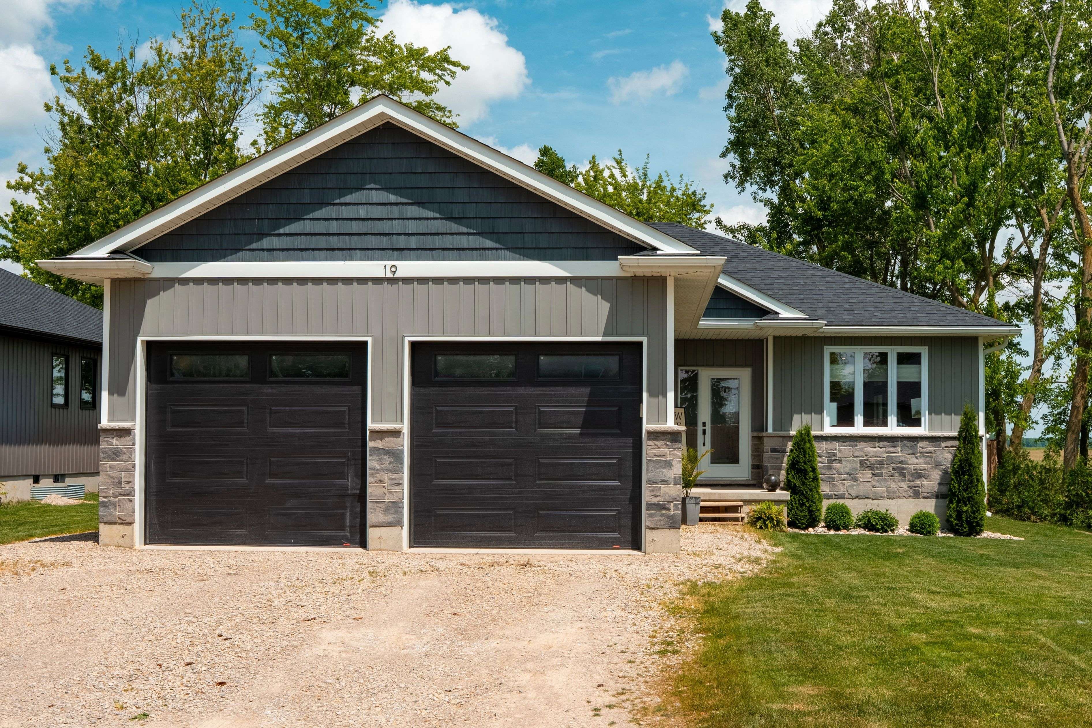 South Huron, ON N0M 1M0,19 Middle ST
