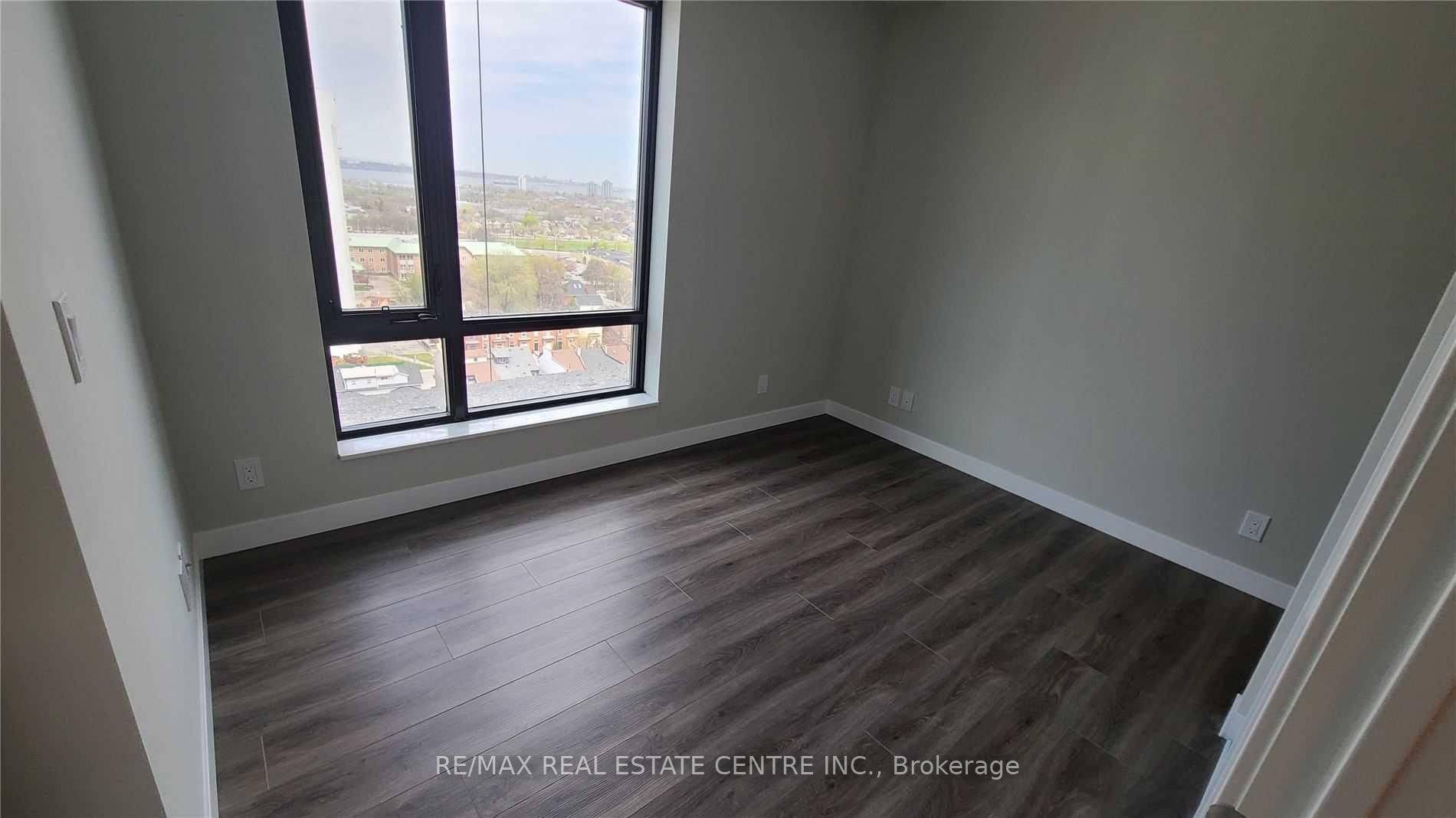 Hamilton, ON L8P 3R4,15 Queen ST S #1007