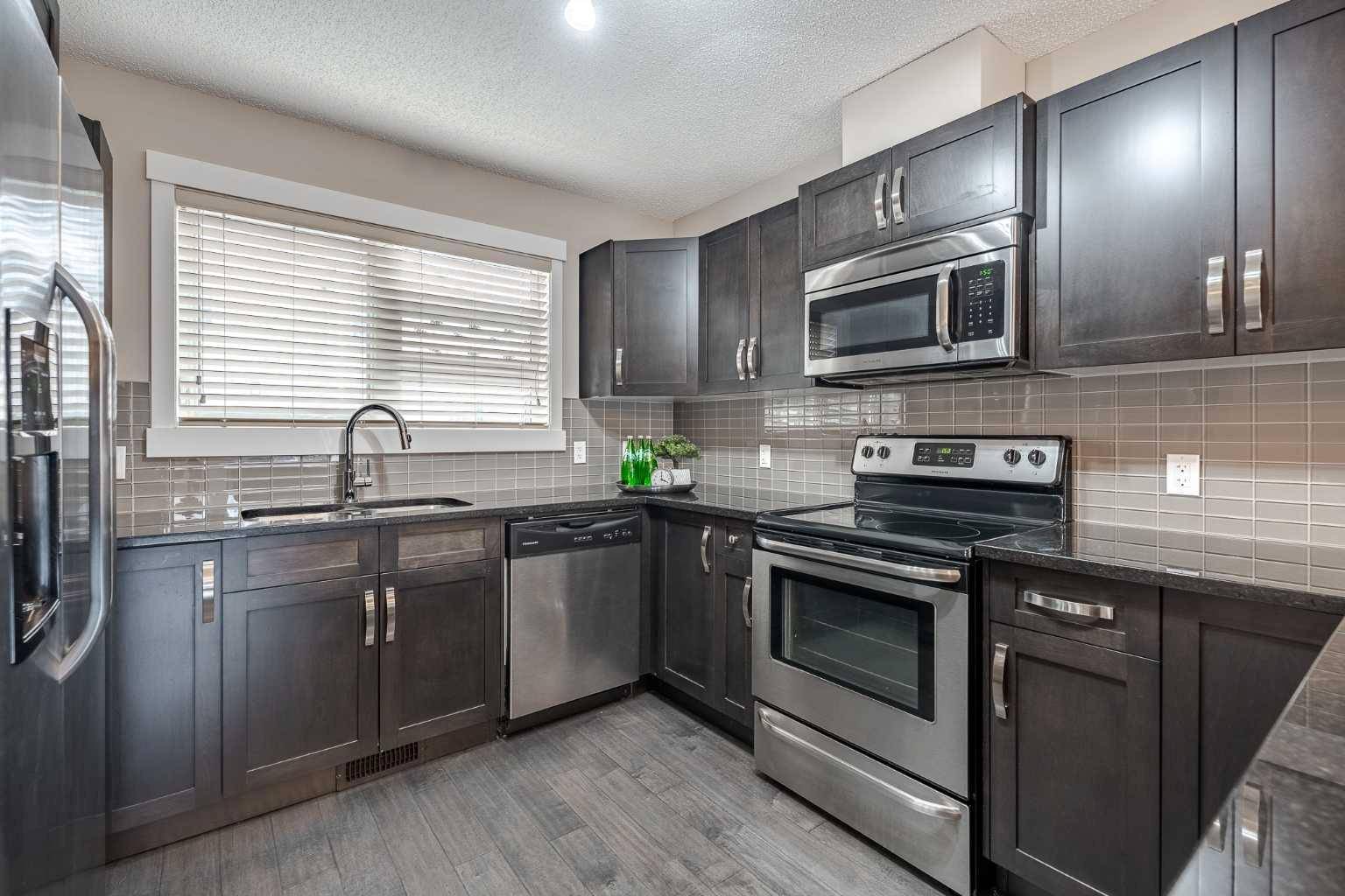 Calgary, AB T3K 0W6,324 Covecreek CIR NE