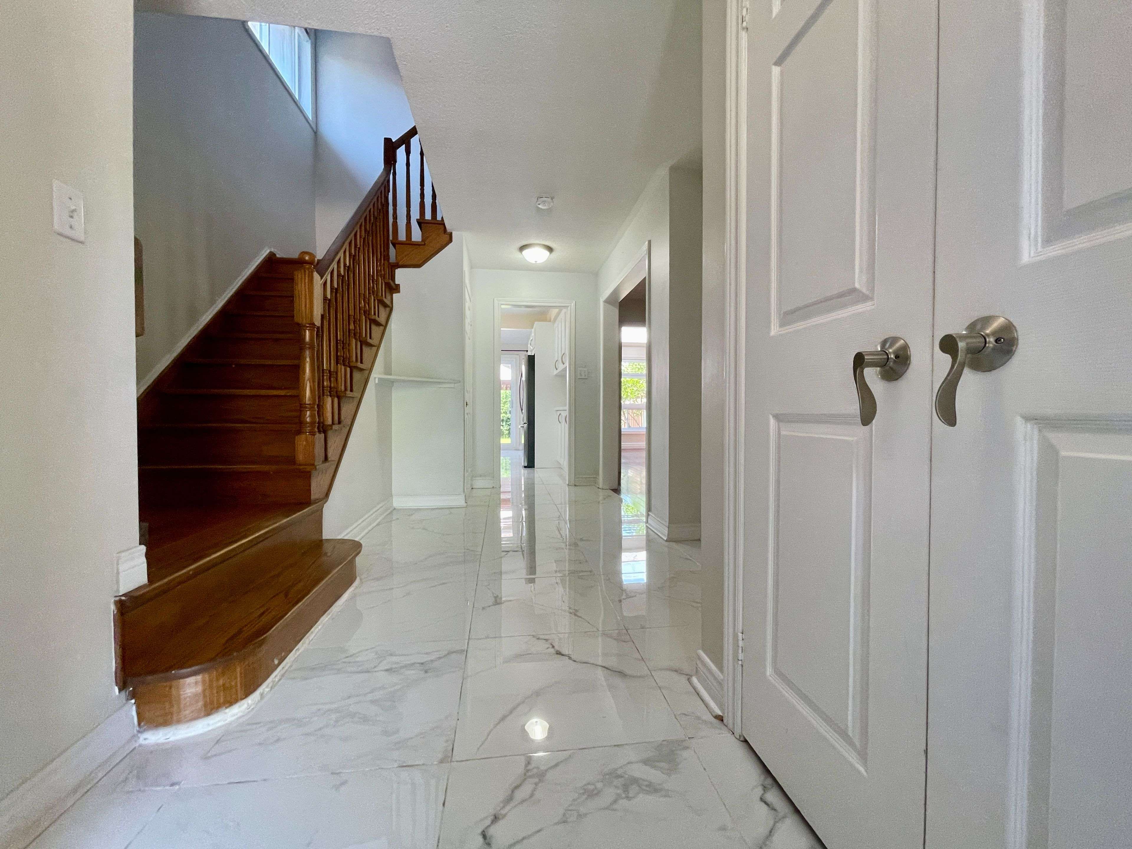 Oakville, ON L6H 5Z6,17 Inverhuron TRL #Upper