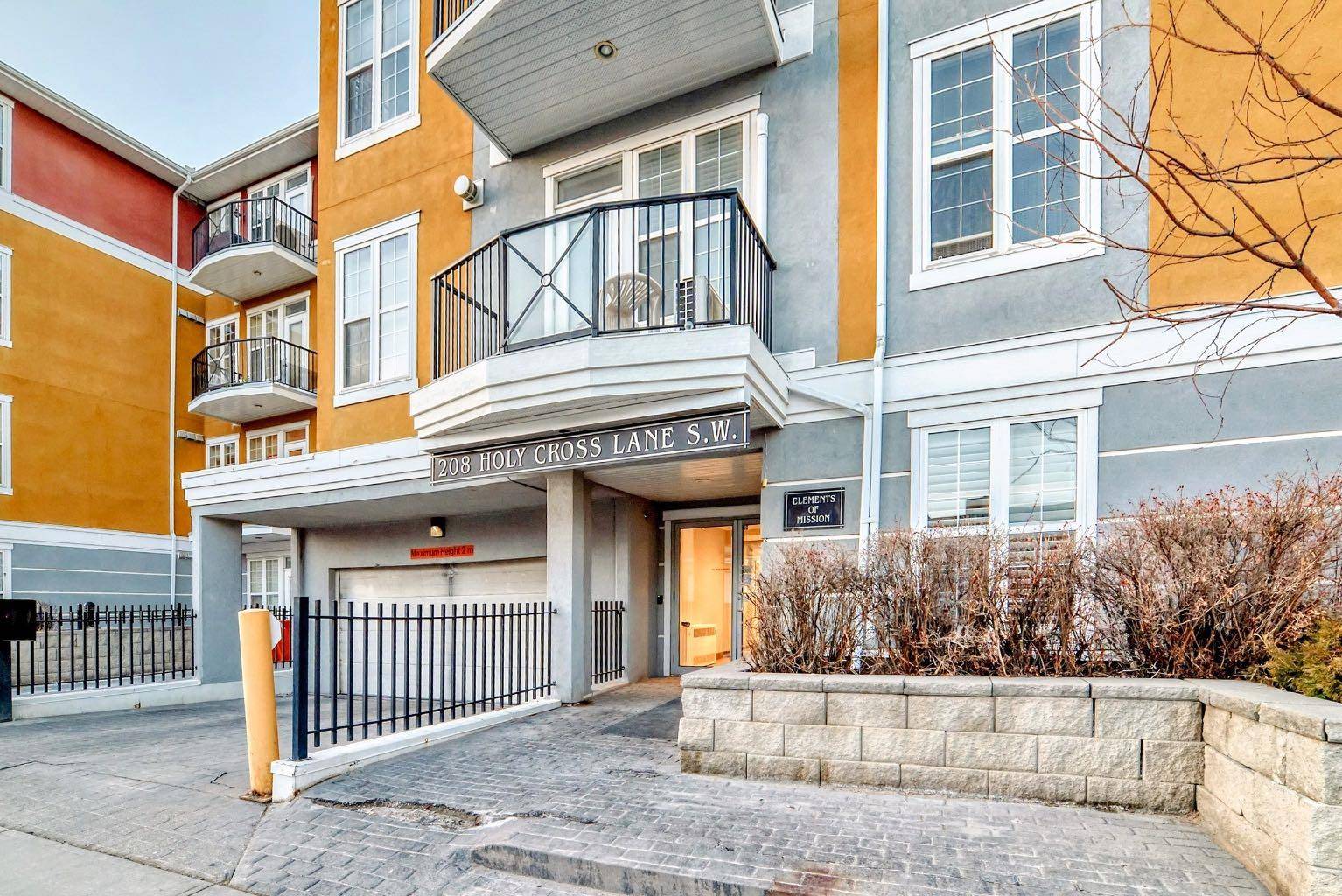 Calgary, AB T2S 3G3,208 Holy Cross LN SW #218