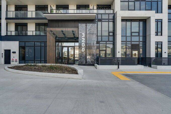 Oakville, ON L6H 7W8,3200 William Coltson AVE #318