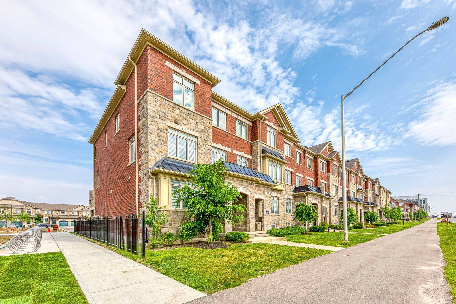 Oakville, ON L6H 3P4,451 Dundas ST E