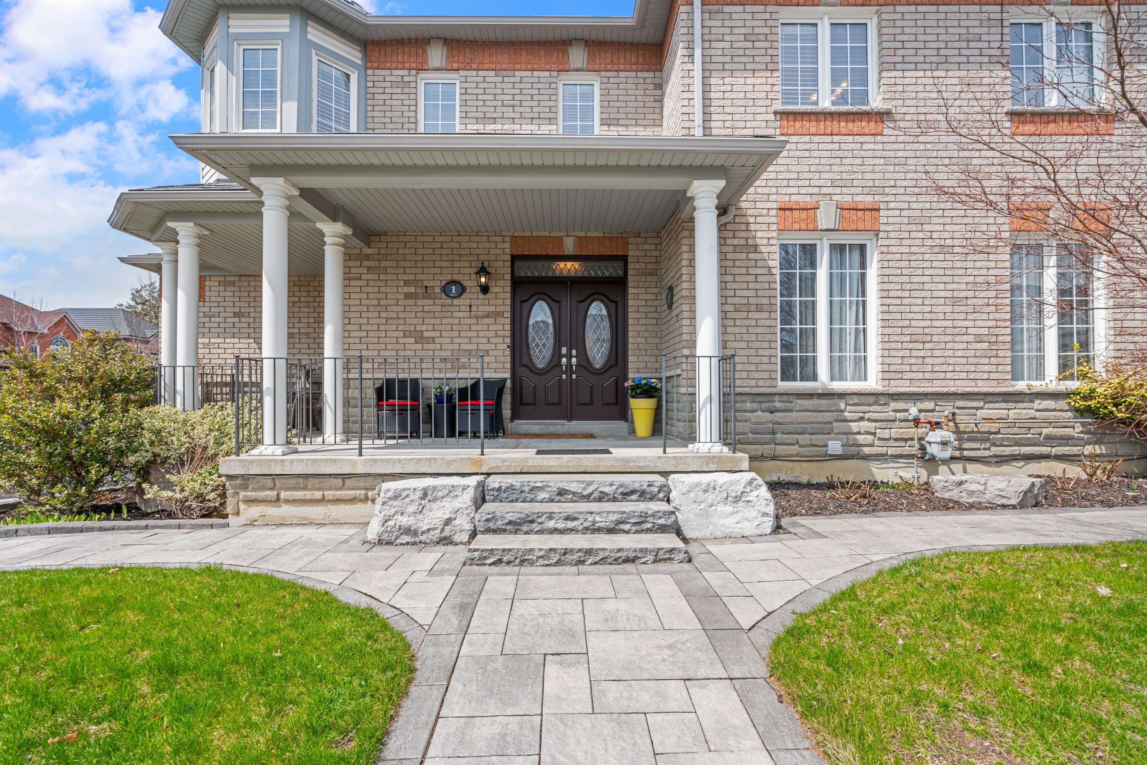 Whitby, ON L1R 3C2,1 Carlinds DR
