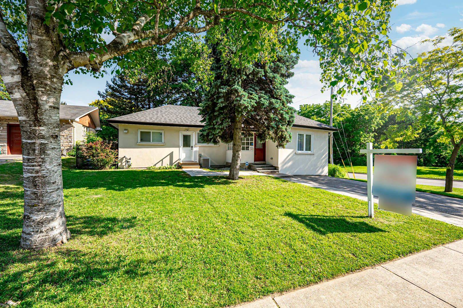 Oshawa, ON L1H 1H1,741 King ST E
