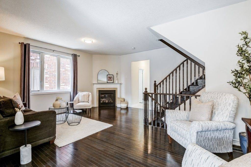 Newmarket, ON L3X 0H4,702 Yarfield CRES
