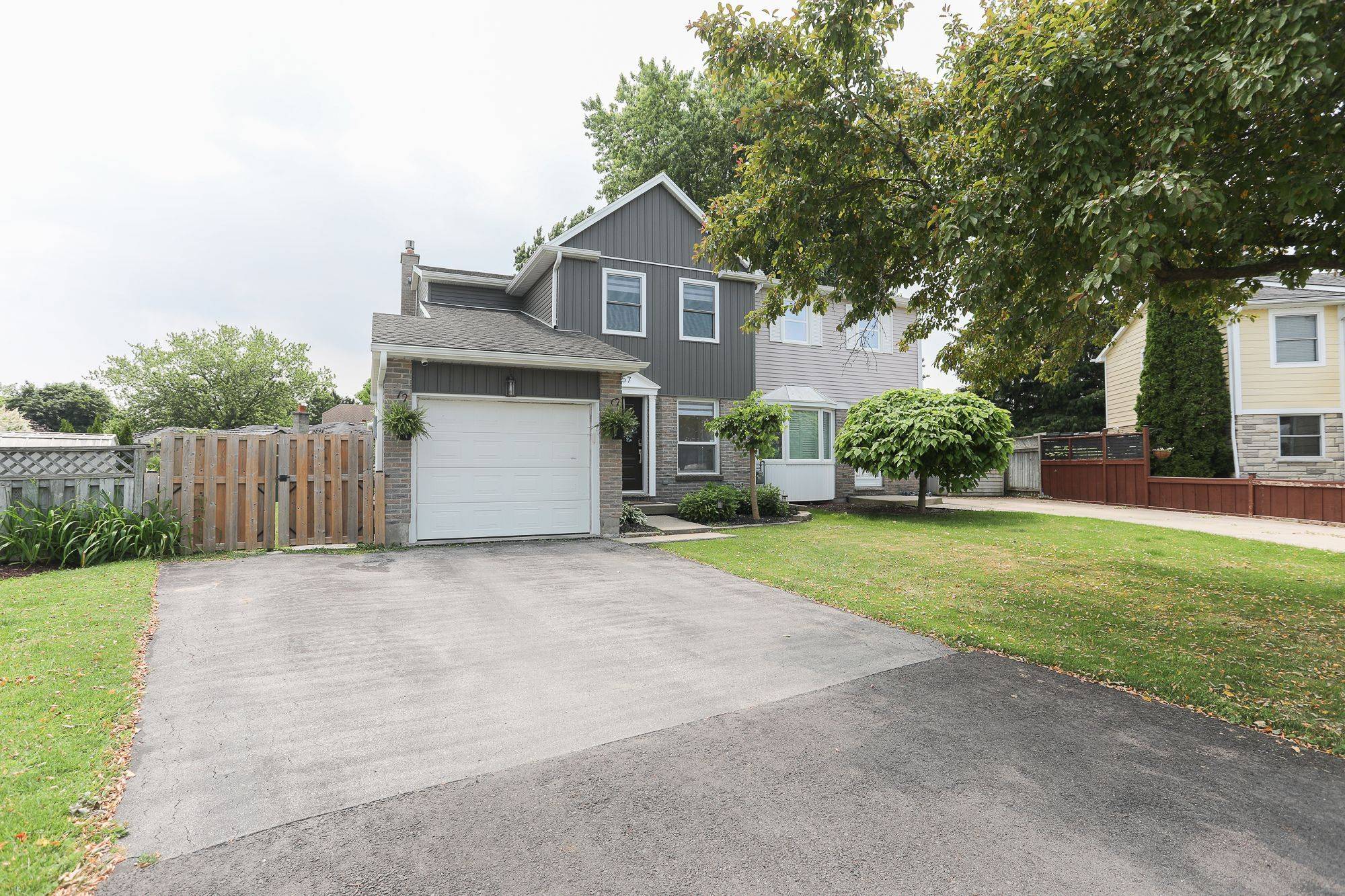 London South, ON N5Z 4N3,57 Roundhill CT
