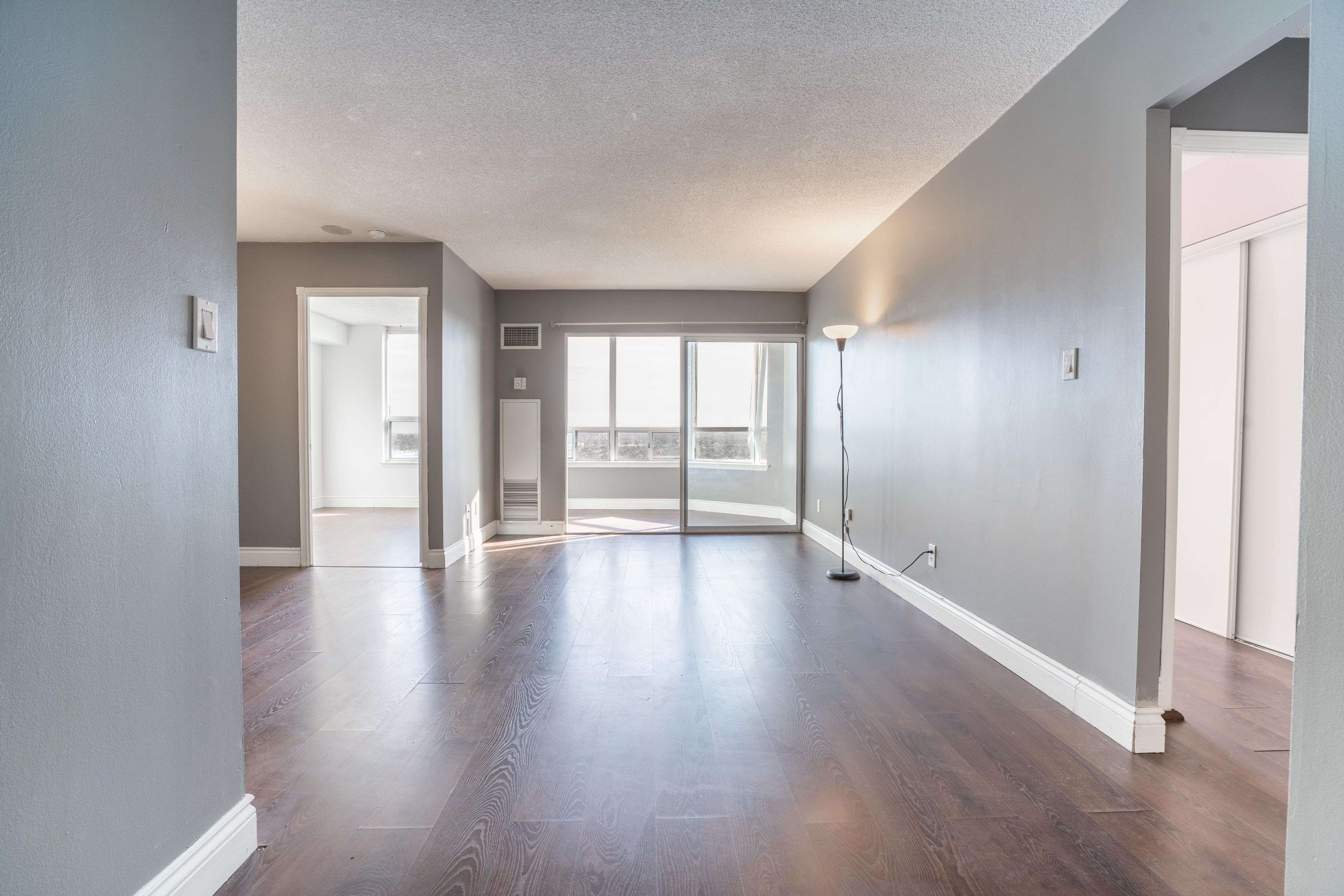 Mississauga, ON L5B 4B1,135 hillcrest AVE #2208
