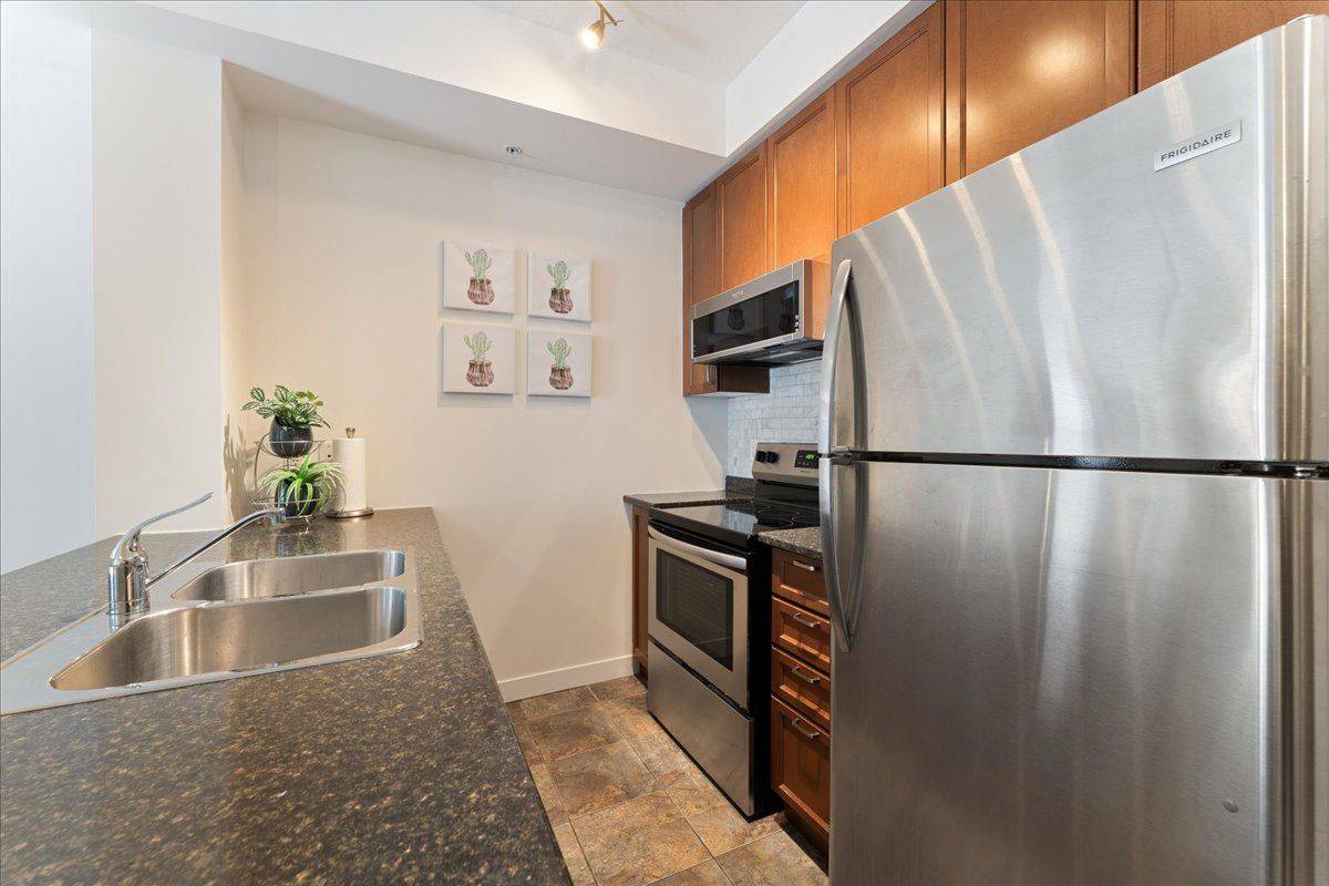 Hamilton, ON L8P 0B9,85 Robinson ST #808