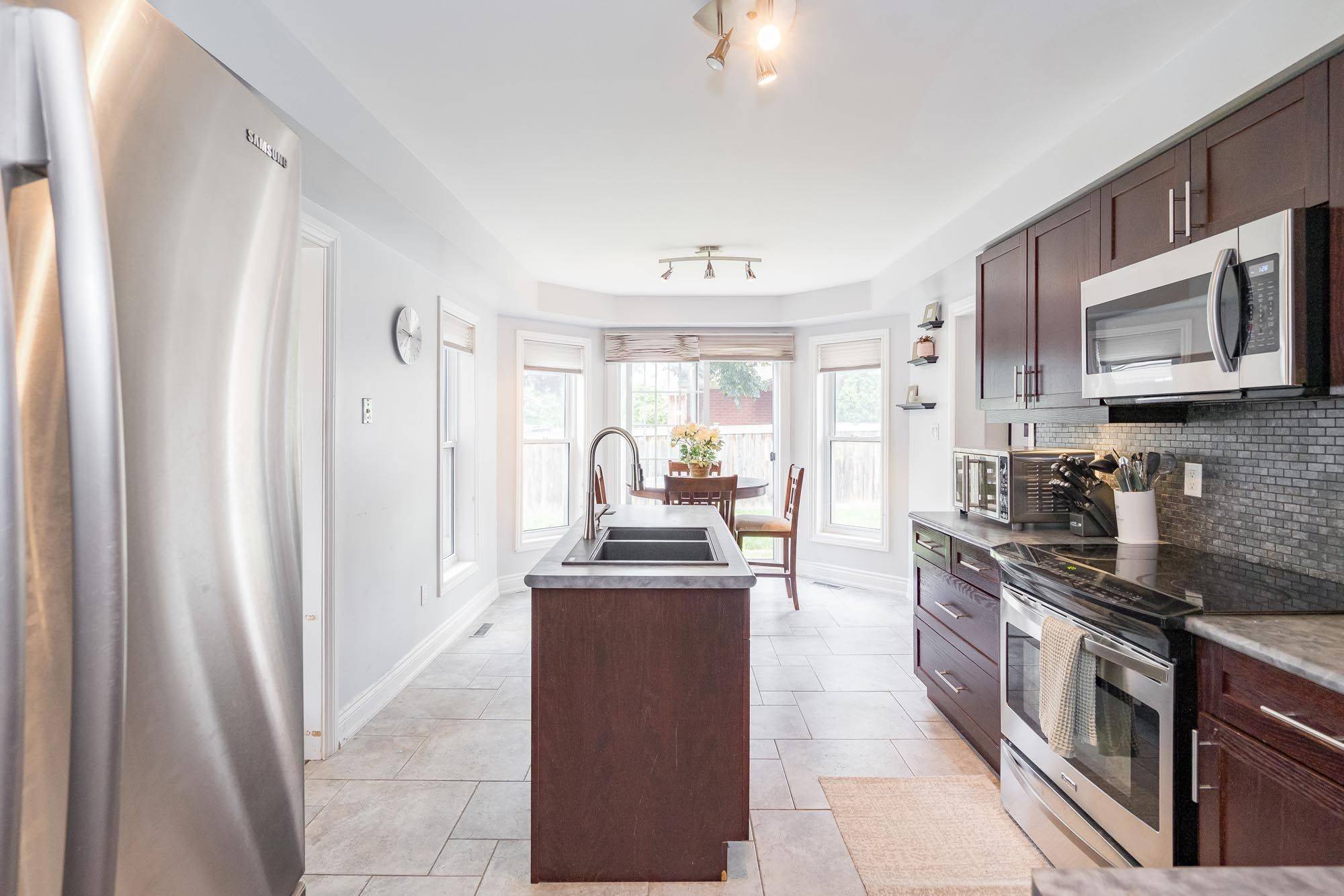 Barrie, ON L4N 7J5,142 Livingstone ST W