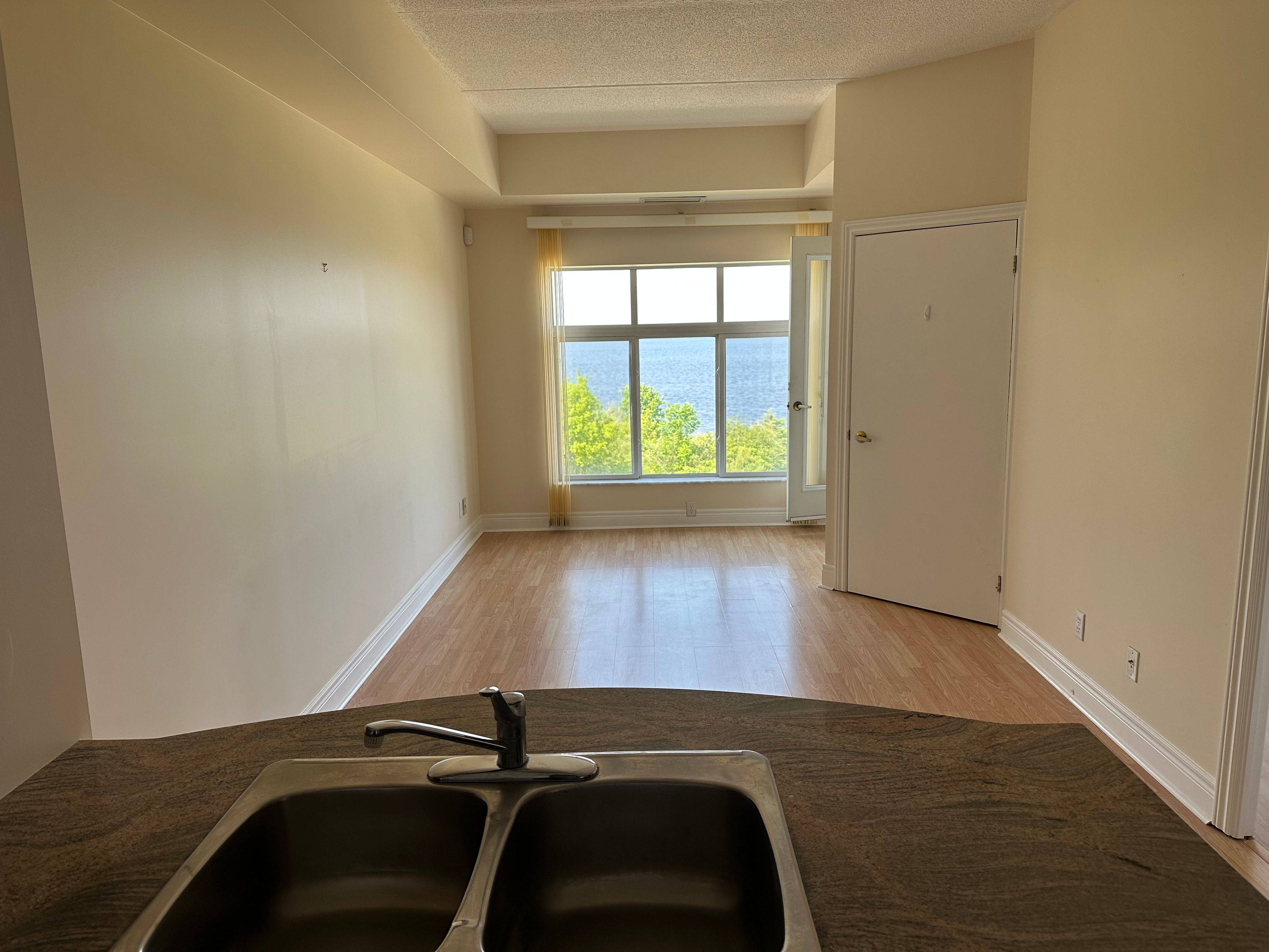 Midland, ON L4R 5N4,280 Aberdeen BLVD #403-PH3
