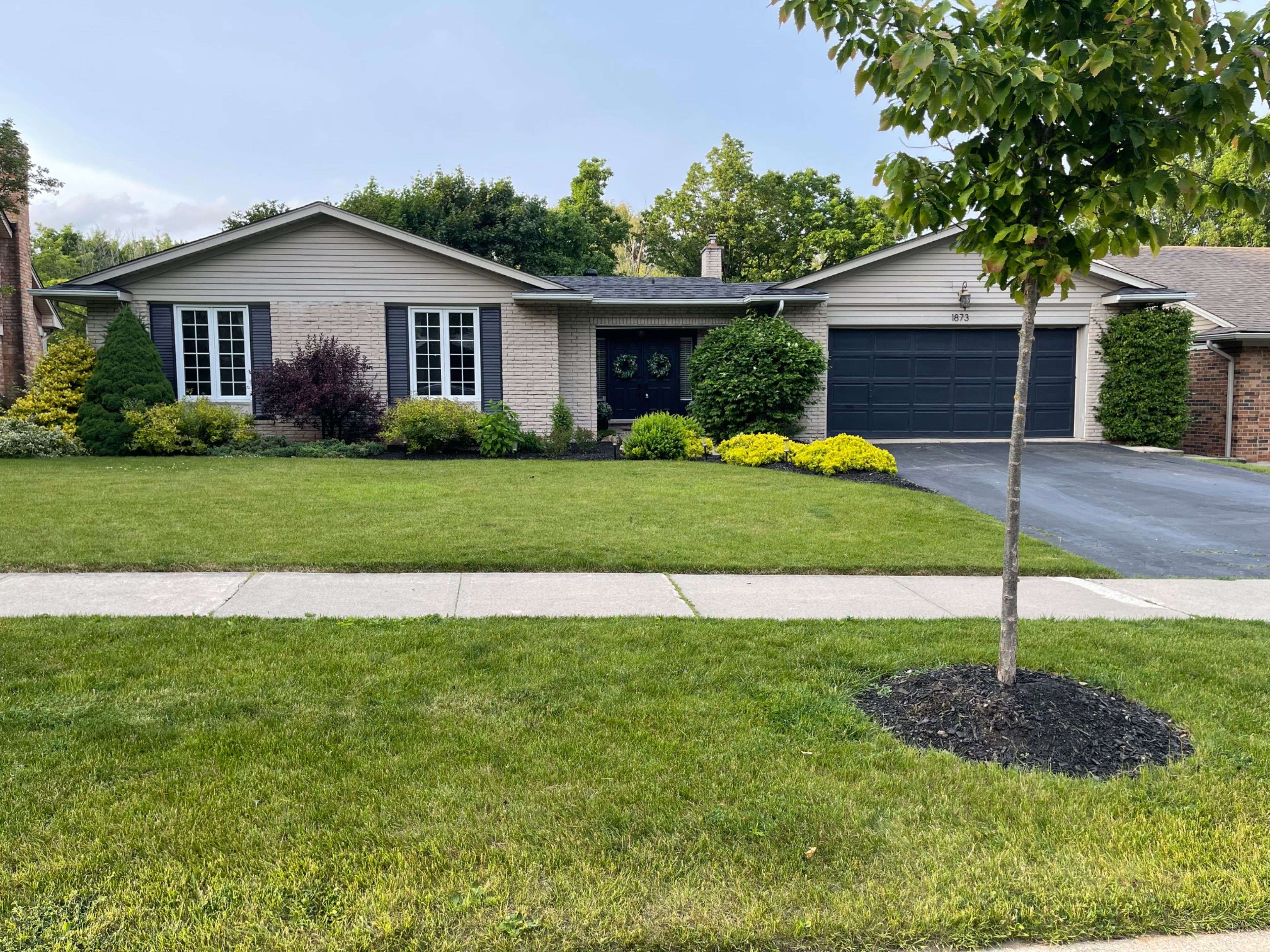 Burlington, ON L7P 3B1,1873 Four Seasons DR