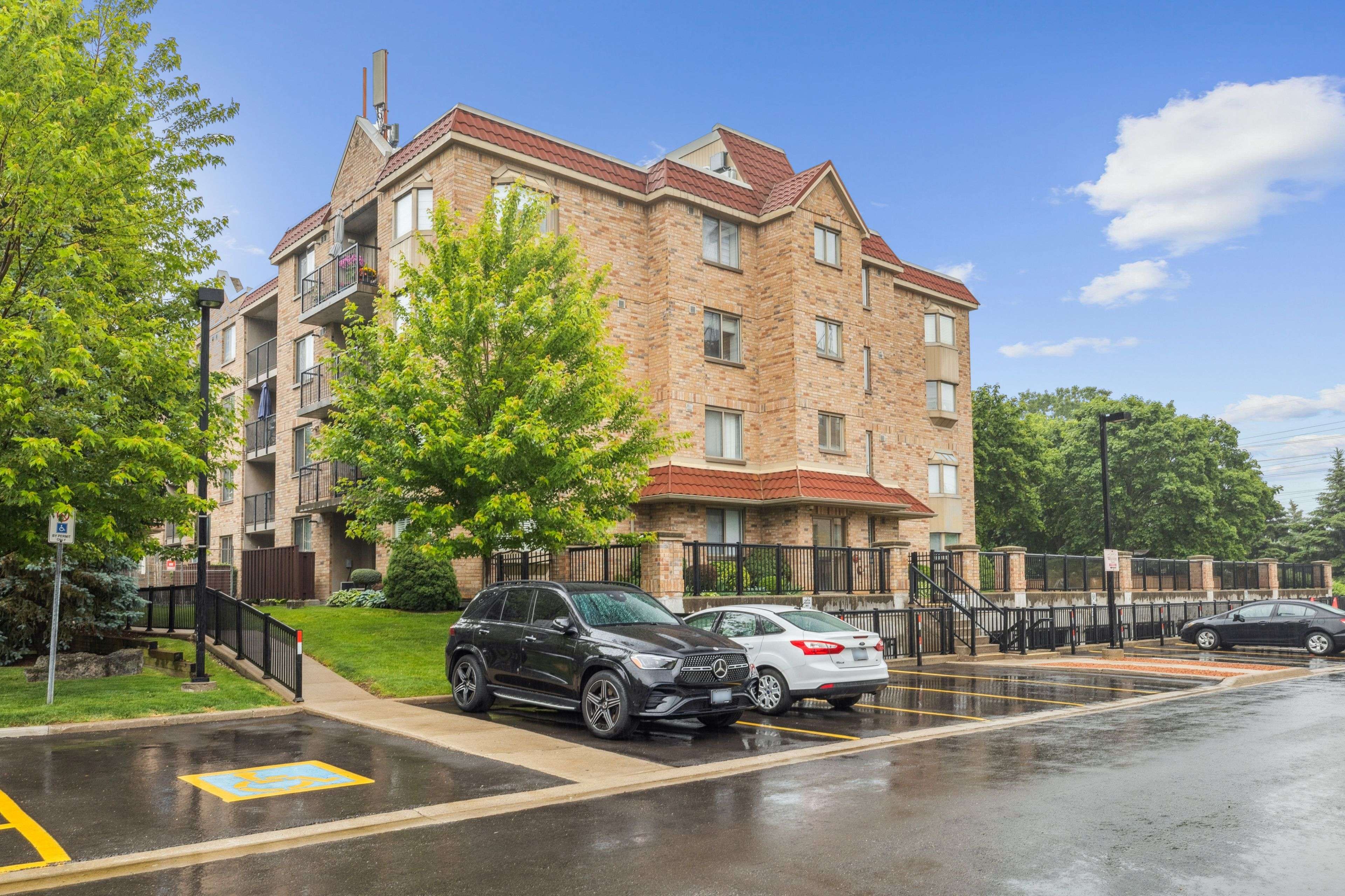 Burlington, ON L7M 4M7,3499 Upper Middle RD #406