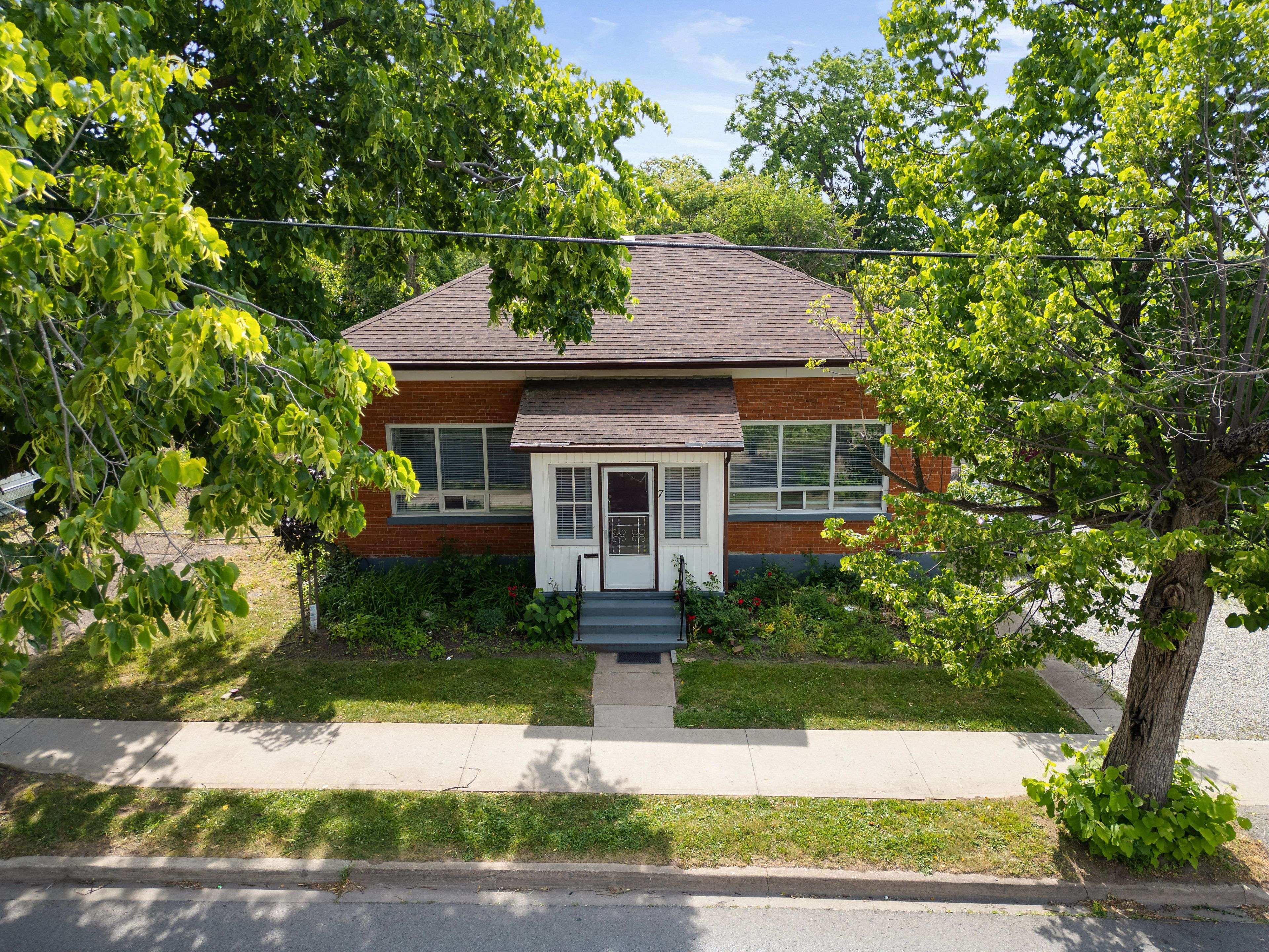 St. Catharines, ON L2R 3Z7,7 TASKER ST