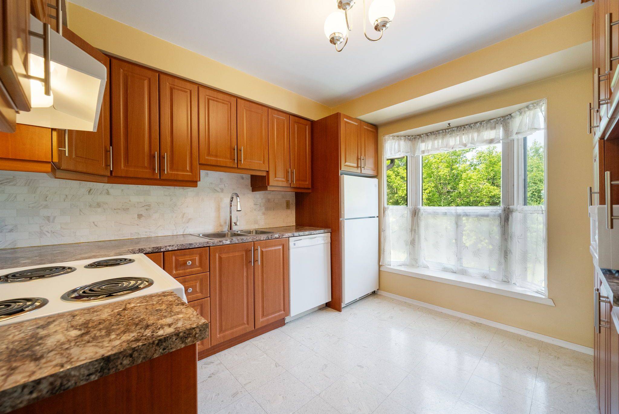 Whitby, ON L1N 6E4,225 Jeffery ST #10