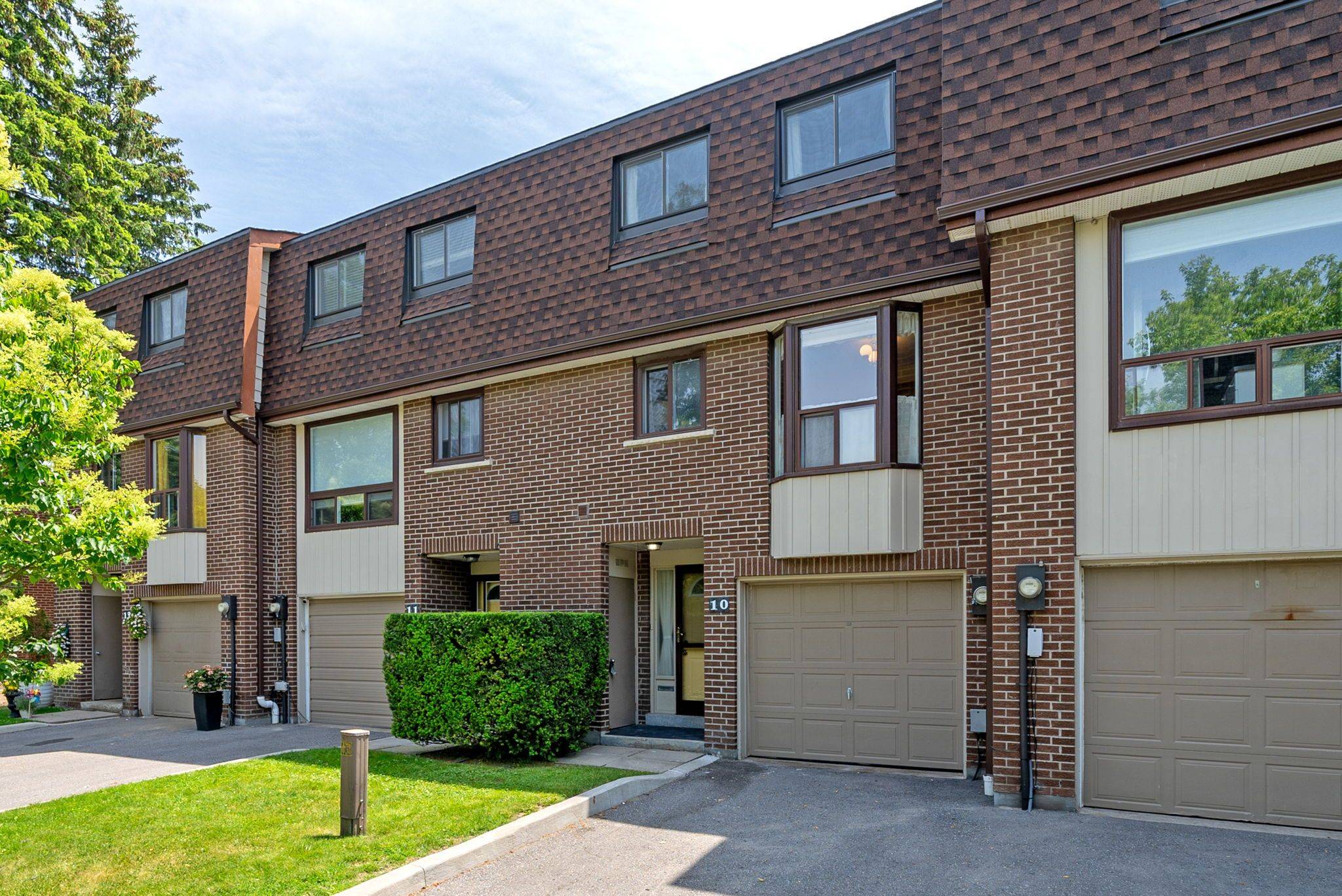 Whitby, ON L1N 6E4,225 Jeffery ST #10