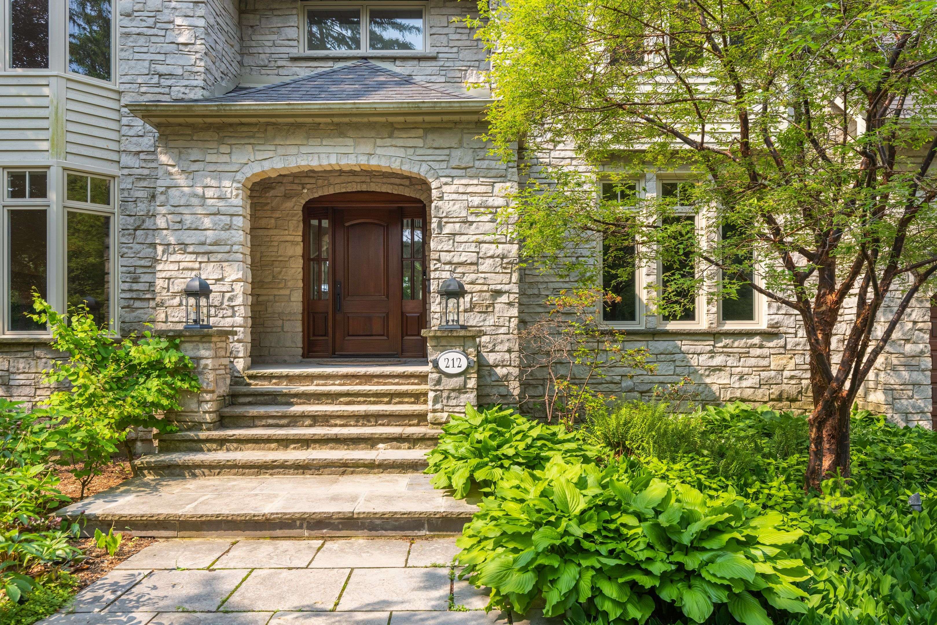Oakville, ON L6J 4C8,212 Poplar DR