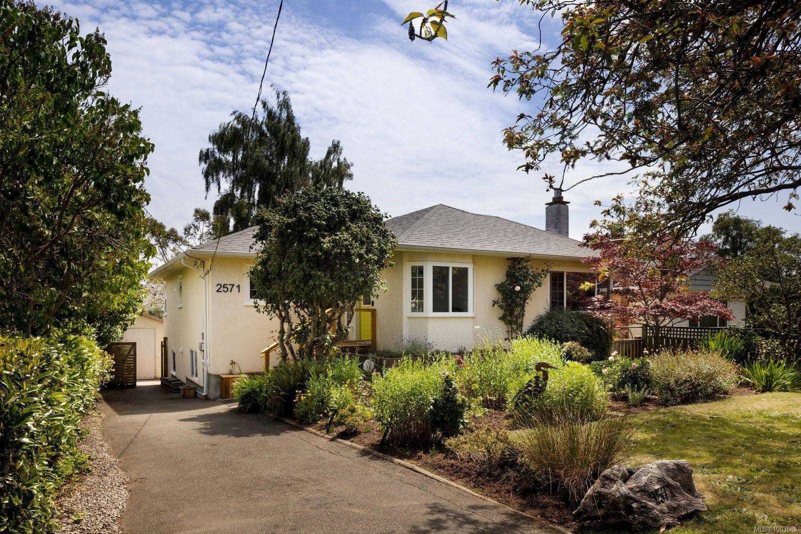 Oak Bay, BC V8R 5Z9,2571 Heron St
