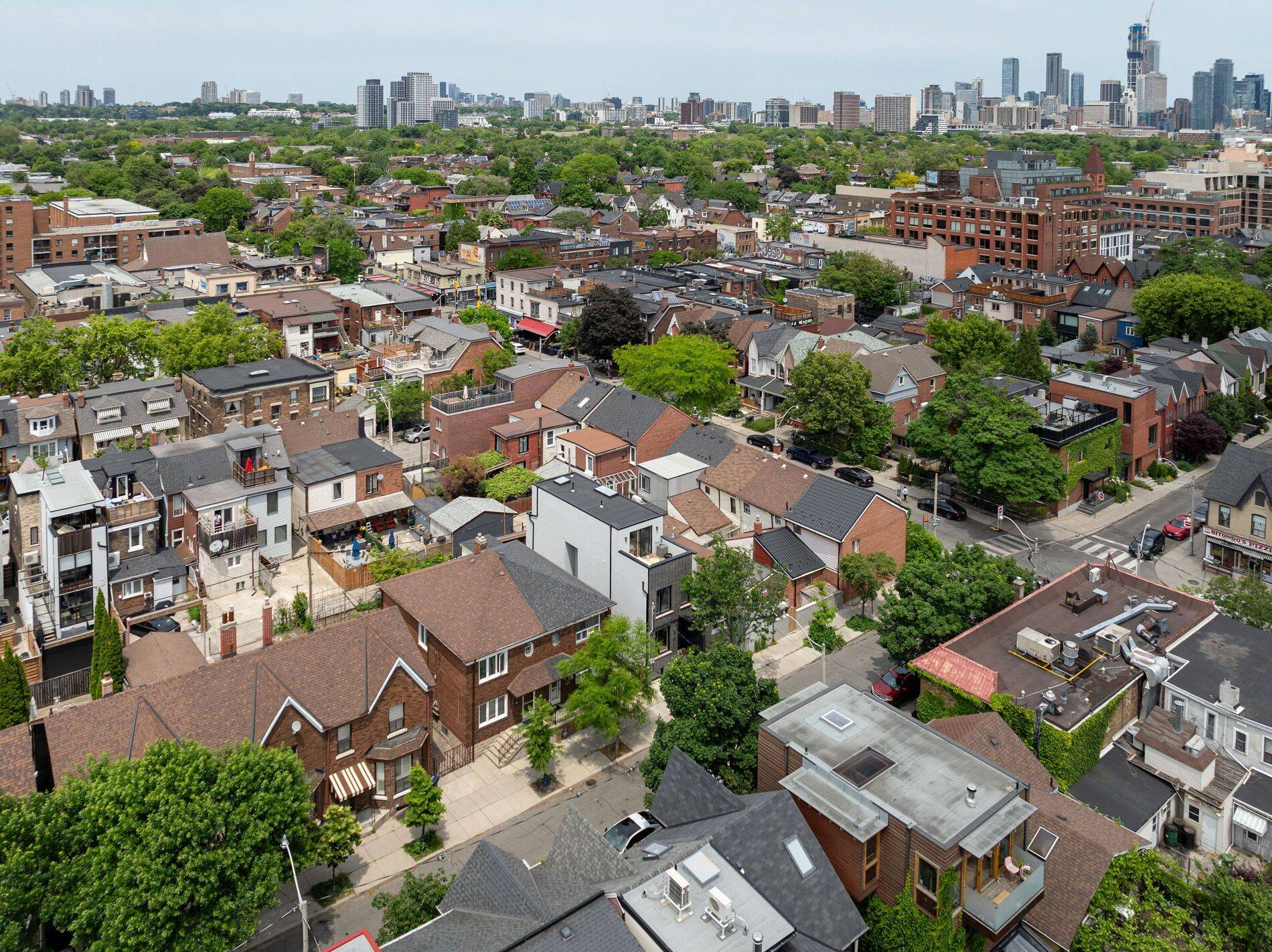 Toronto C01, ON M6J 2B8,34 Henderson AVE