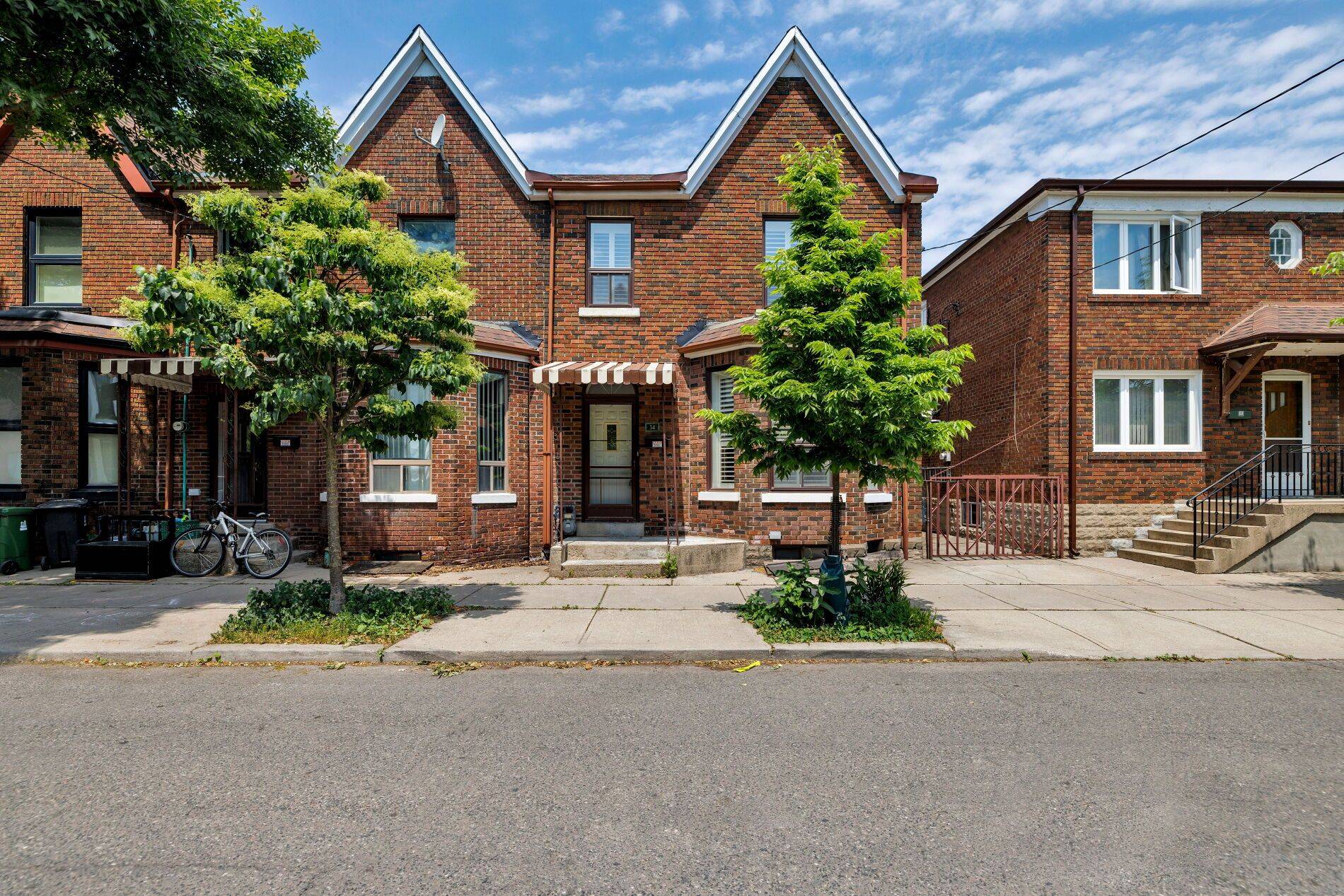 Toronto C01, ON M6J 2B8,34 Henderson AVE