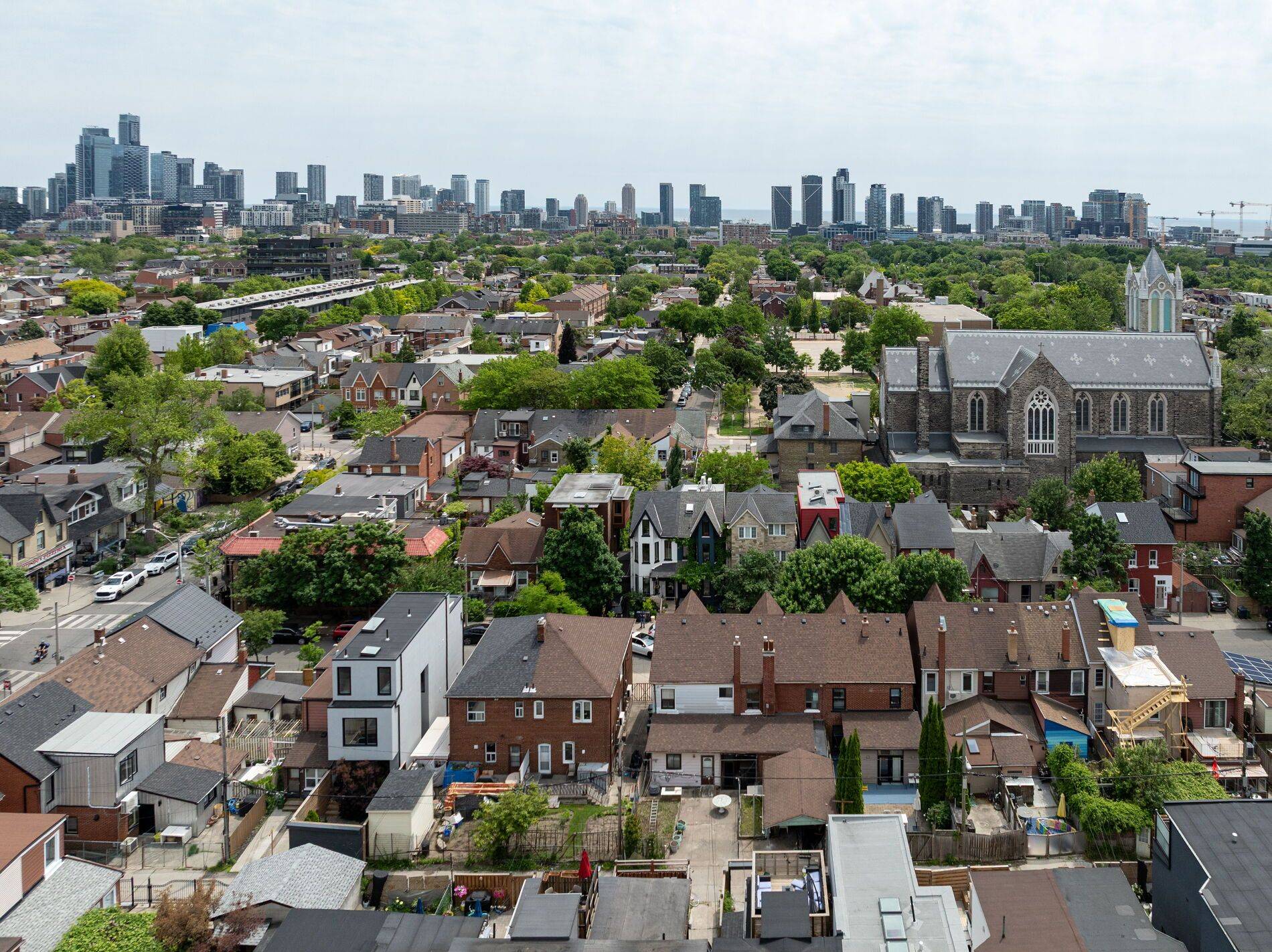 Toronto C01, ON M6J 2B8,34 Henderson AVE